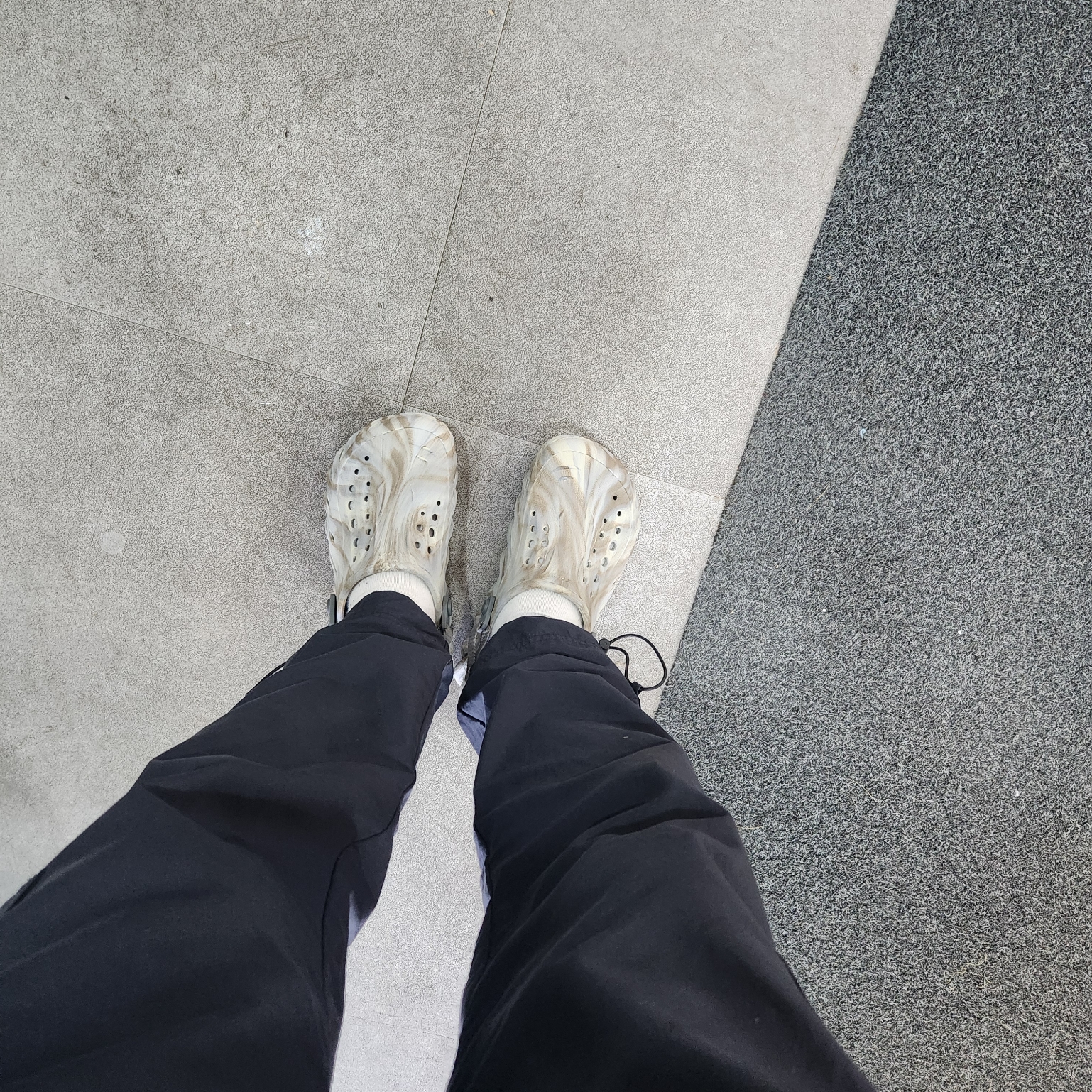 Crocs Echo Marbled Clog Bone Multi 착용 스타일