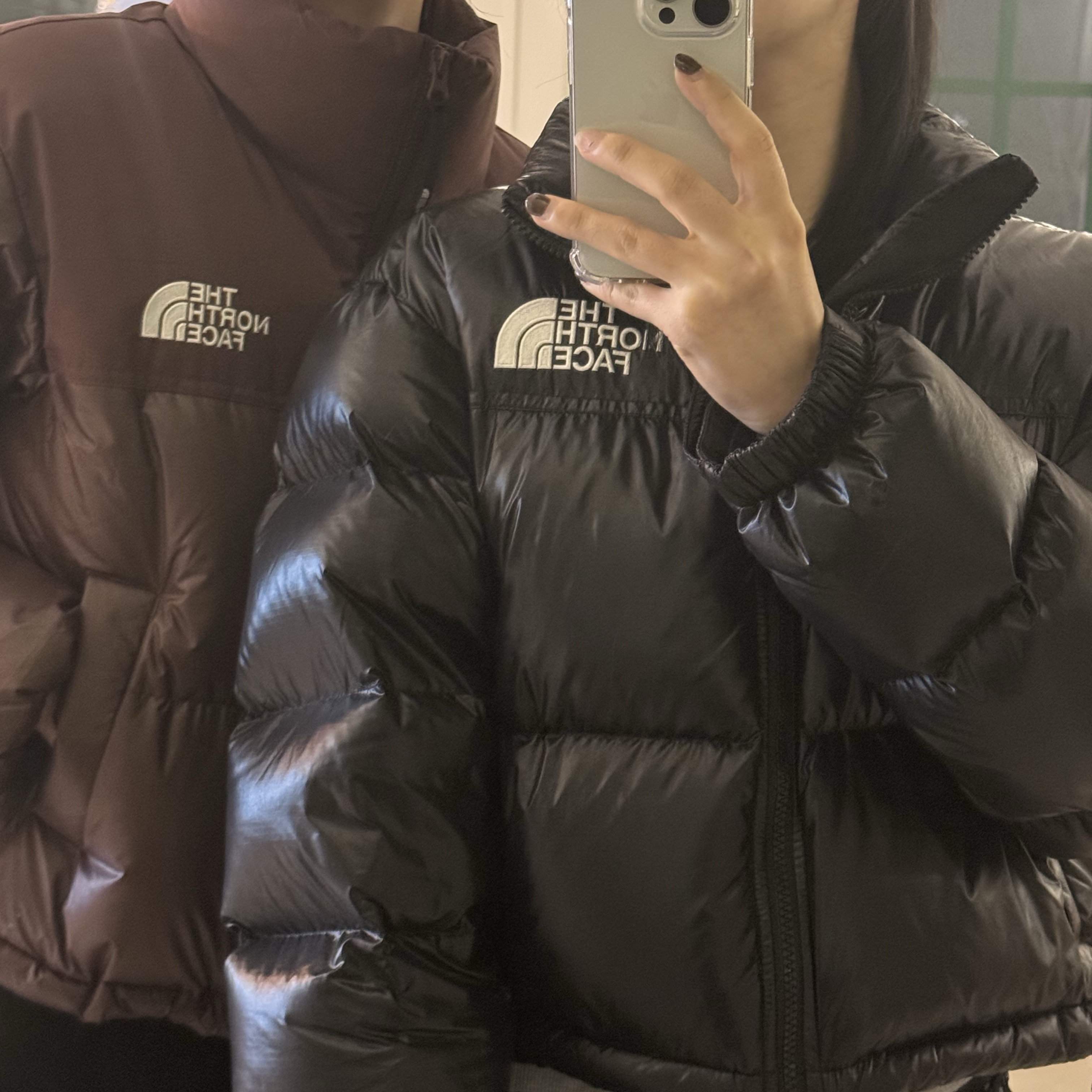 (W) The North Face White Label Novelty Nuptse Down Jacket Cocoa Brown, (W) The North Face Nuptse Short Jacket Black 착용 스타일 - 1