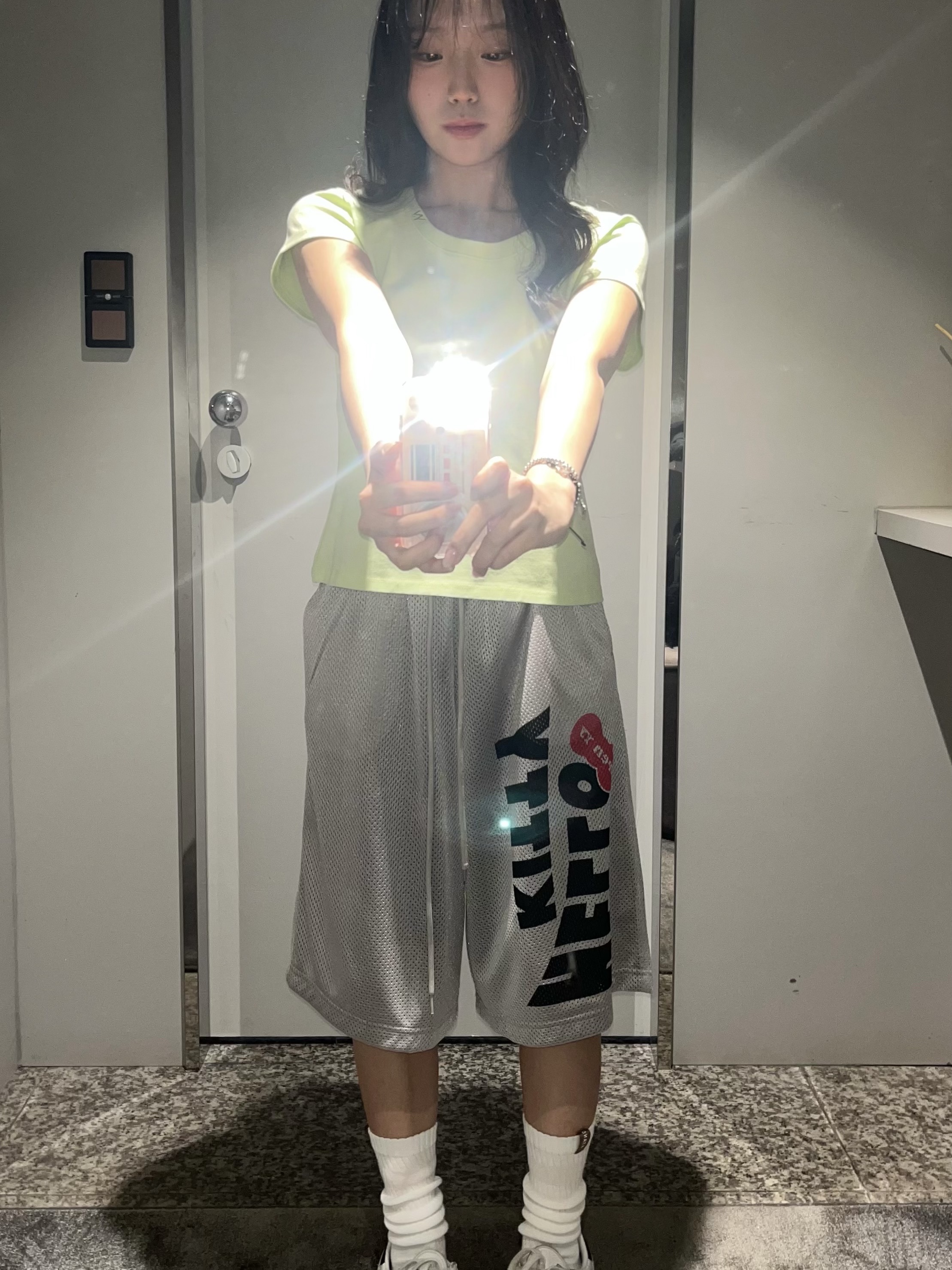 Open Yy x Hello Kitty Mesh Shorts Gray, Open Yy x Hello Kitty Mesh Shorts Black 착용 스타일 - 1
