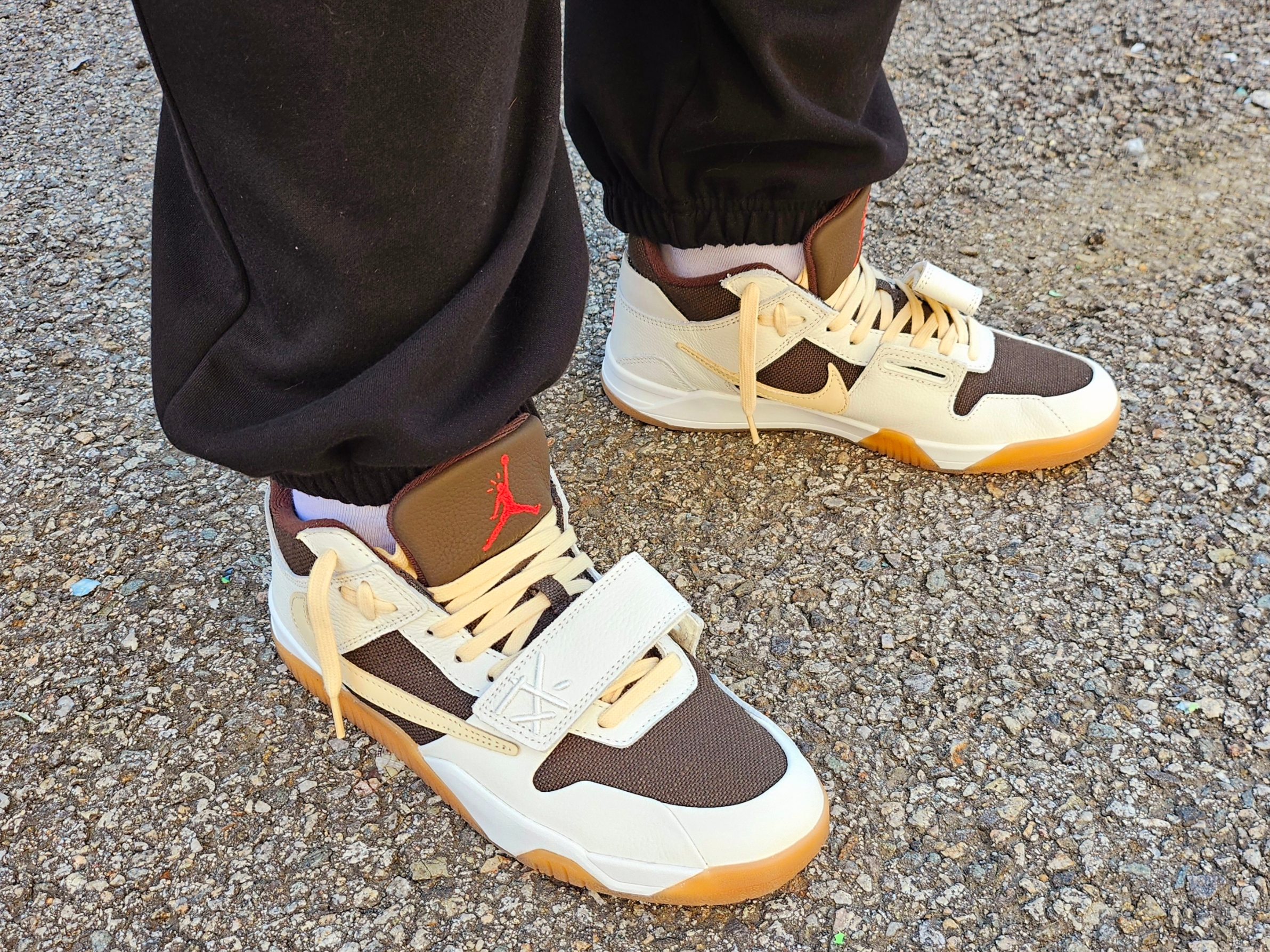Jordan x Travis Scott Jumpman Jack TR Sail and Dark Mocha 착용 스타일 - 3