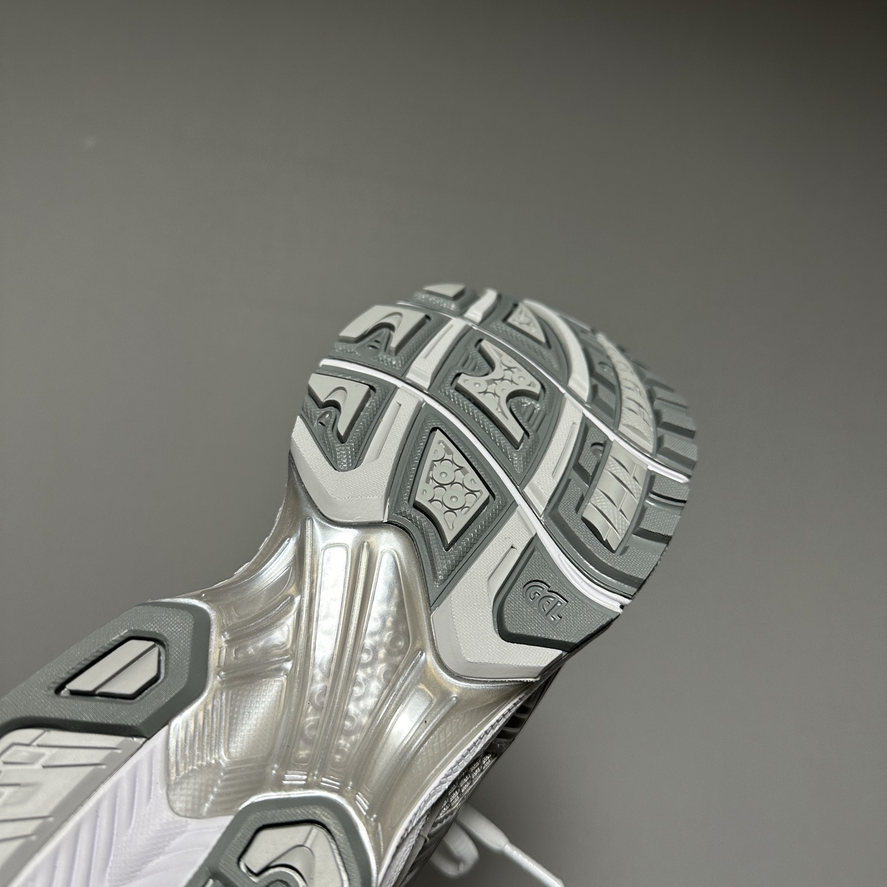 (W) Asics Gel-Kayano 14 Cloud Grey Clay Grey 착용 스타일 - 4