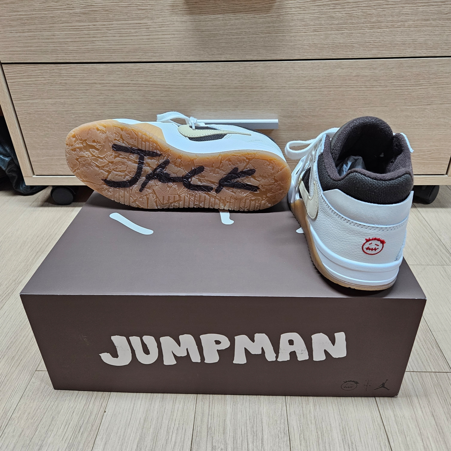 Jordan x Travis Scott Jumpman Jack TR Sail and Dark Mocha 착용 스타일 - 3