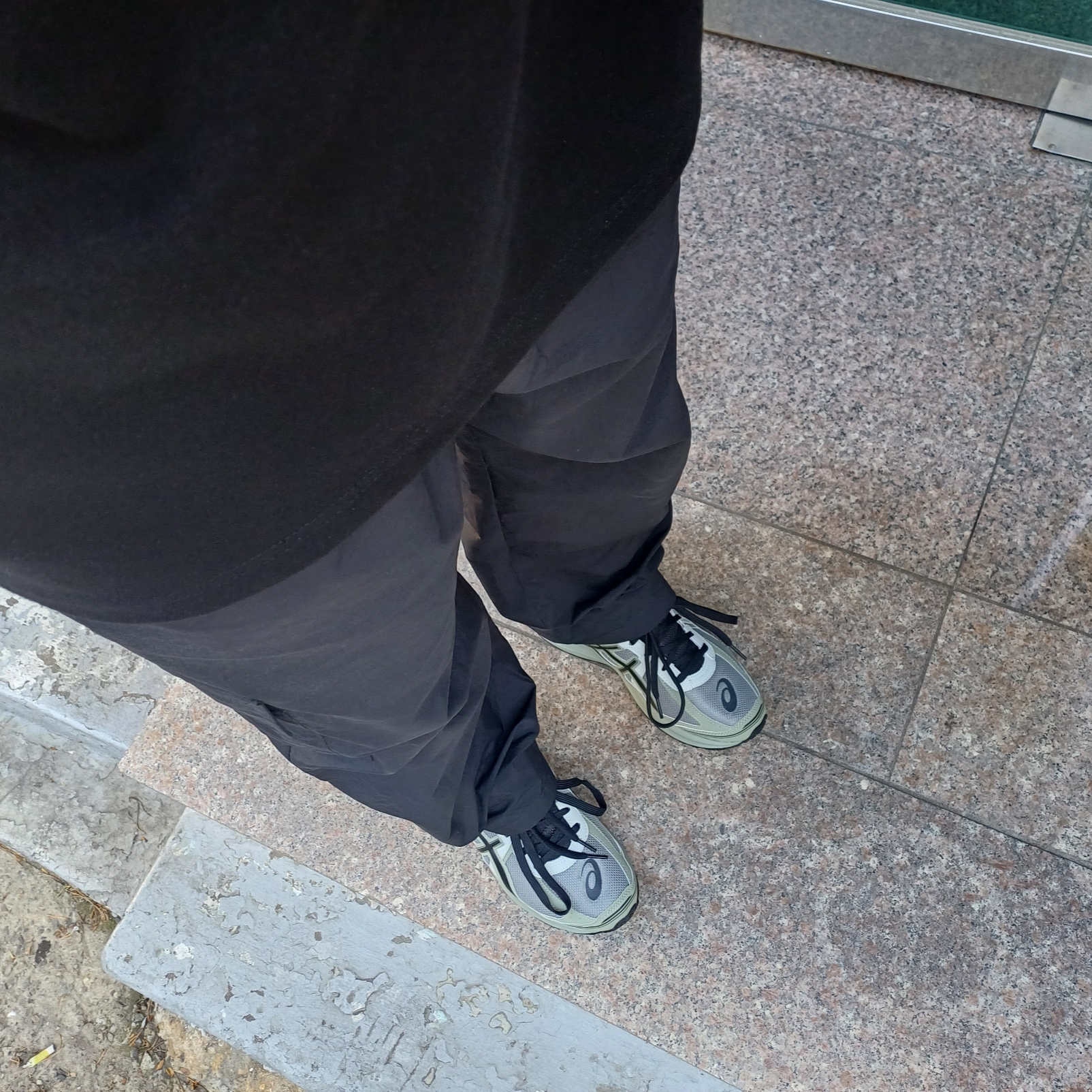 Asics Jog 100 S Sheet Rock - 2E Wide 착용 스타일 - 3