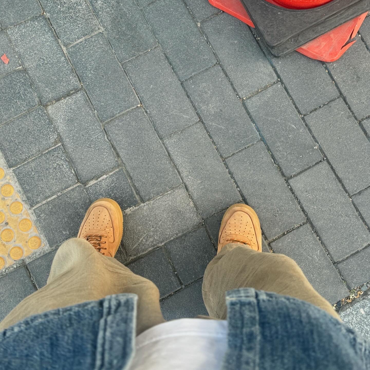 Nike Air Force 1 '07 WB Flax 착용 스타일