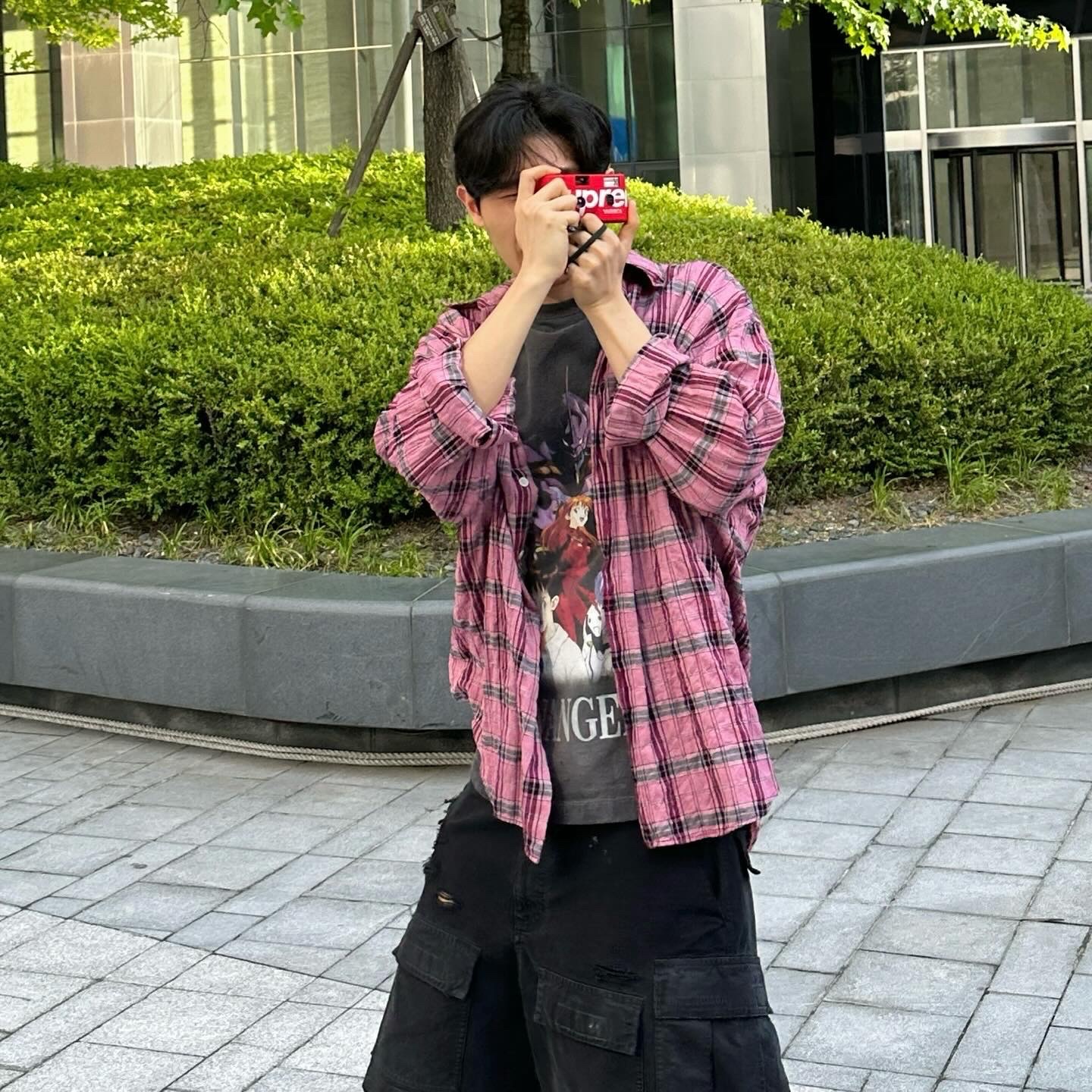 Our Legacy Borrowed BD Shirt Cerise Memory Check 착용 스타일 - 4