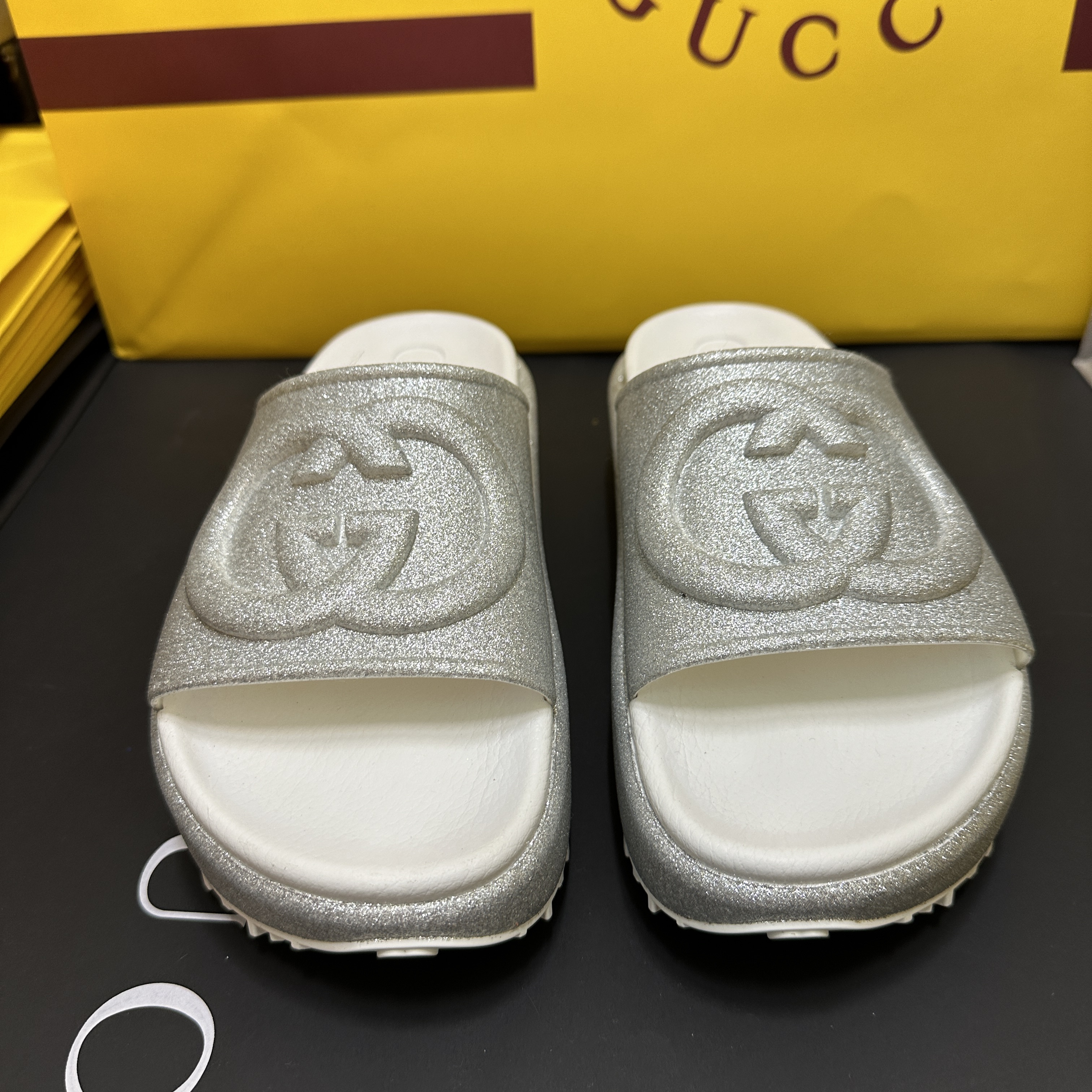 (W) Gucci Interlocking G Slide Sandal Metallic Silver Rubber 착용 스타일 - 2