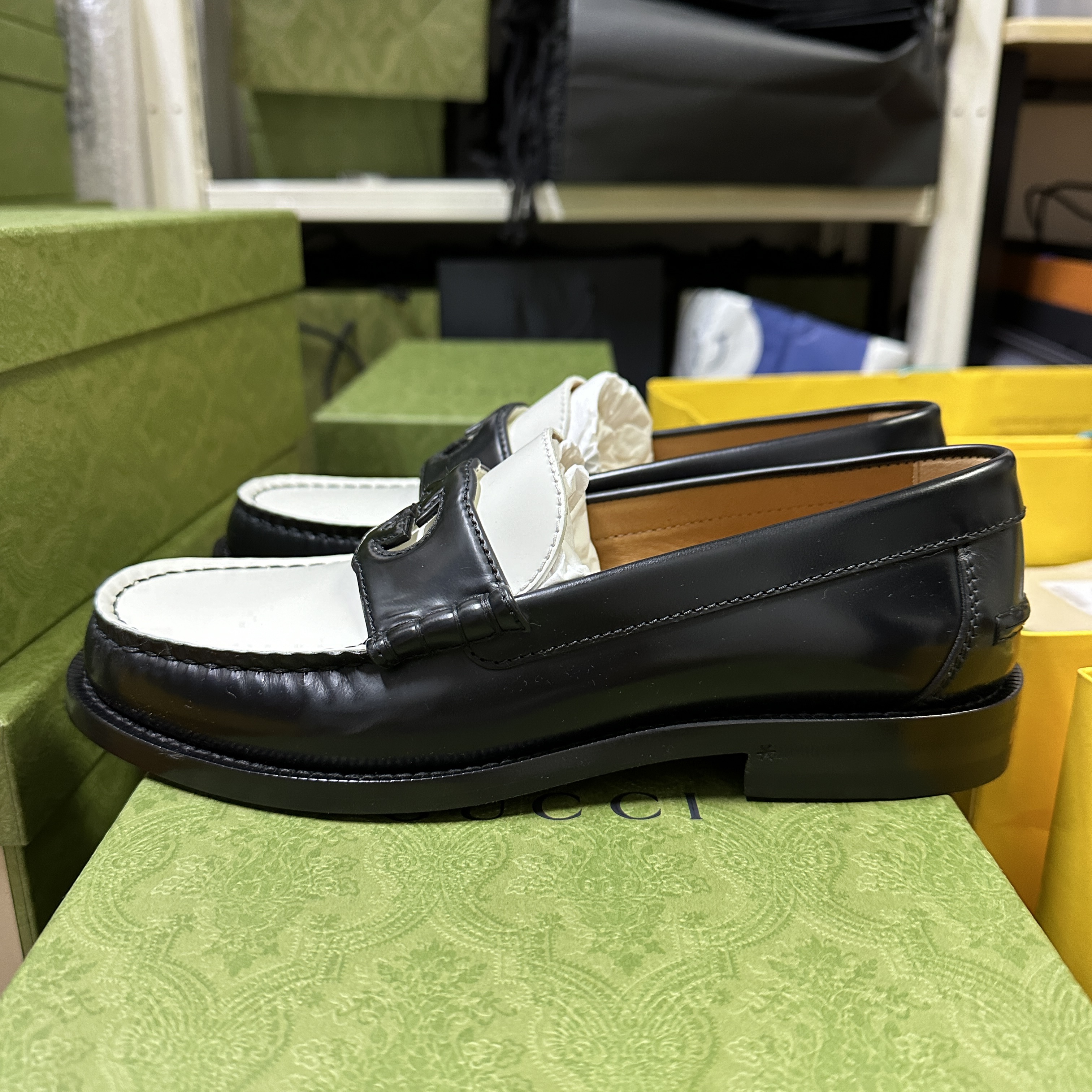 (W) Gucci Interlocking G Loafer Black White Leather 착용 스타일 - 2