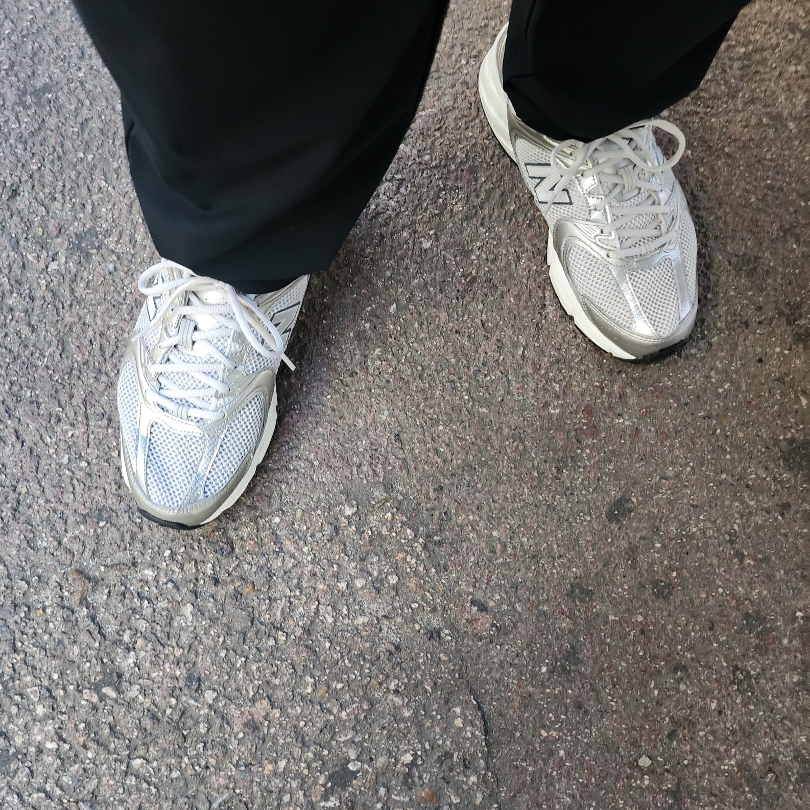 New Balance 530 Grey Matter Silver Metallic 착용 스타일 - 1