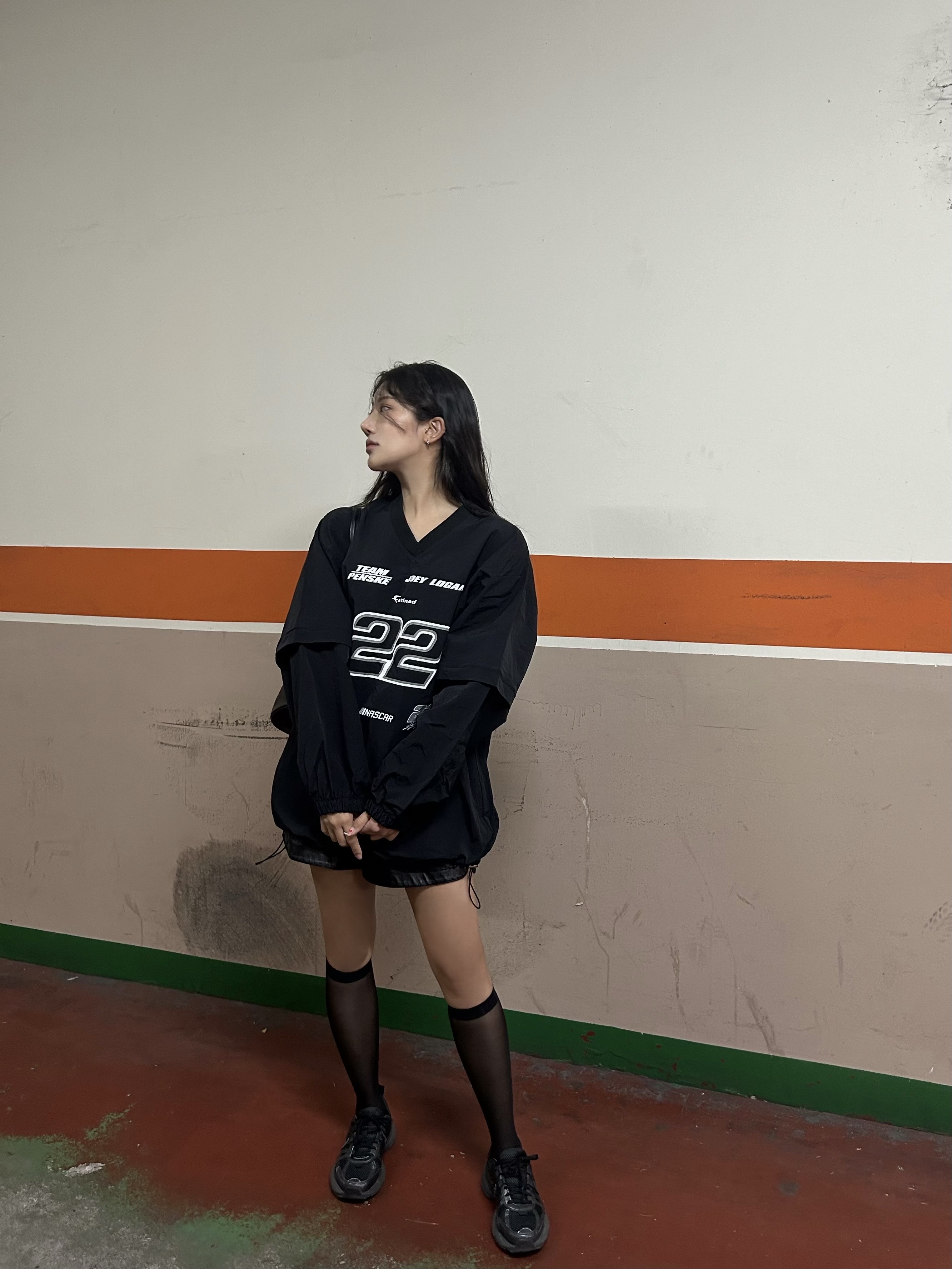 Nike V2K Run Black Anthracite 착용 스타일 - 2