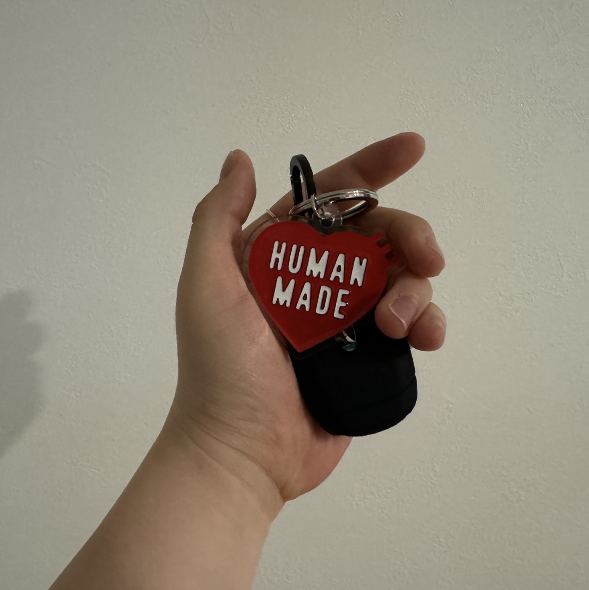 Human Made Heart Keyring Red 착용 스타일