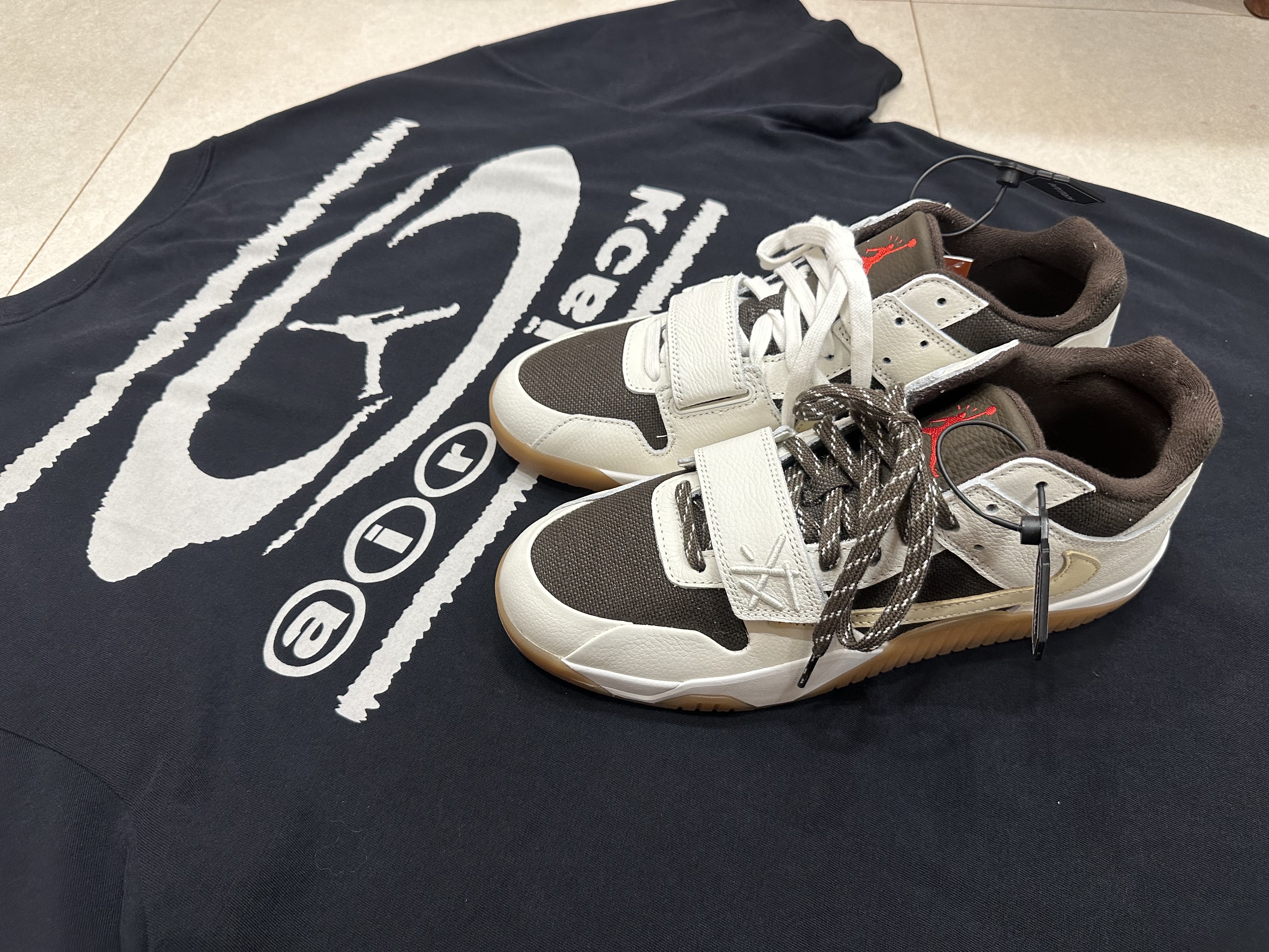 Jordan x Travis Scott Jumpman Jack TR Sail and Dark Mocha, Jordan x Travis Scott T-Shirts Black (DZ5514-011) 착용 스타일 - 6