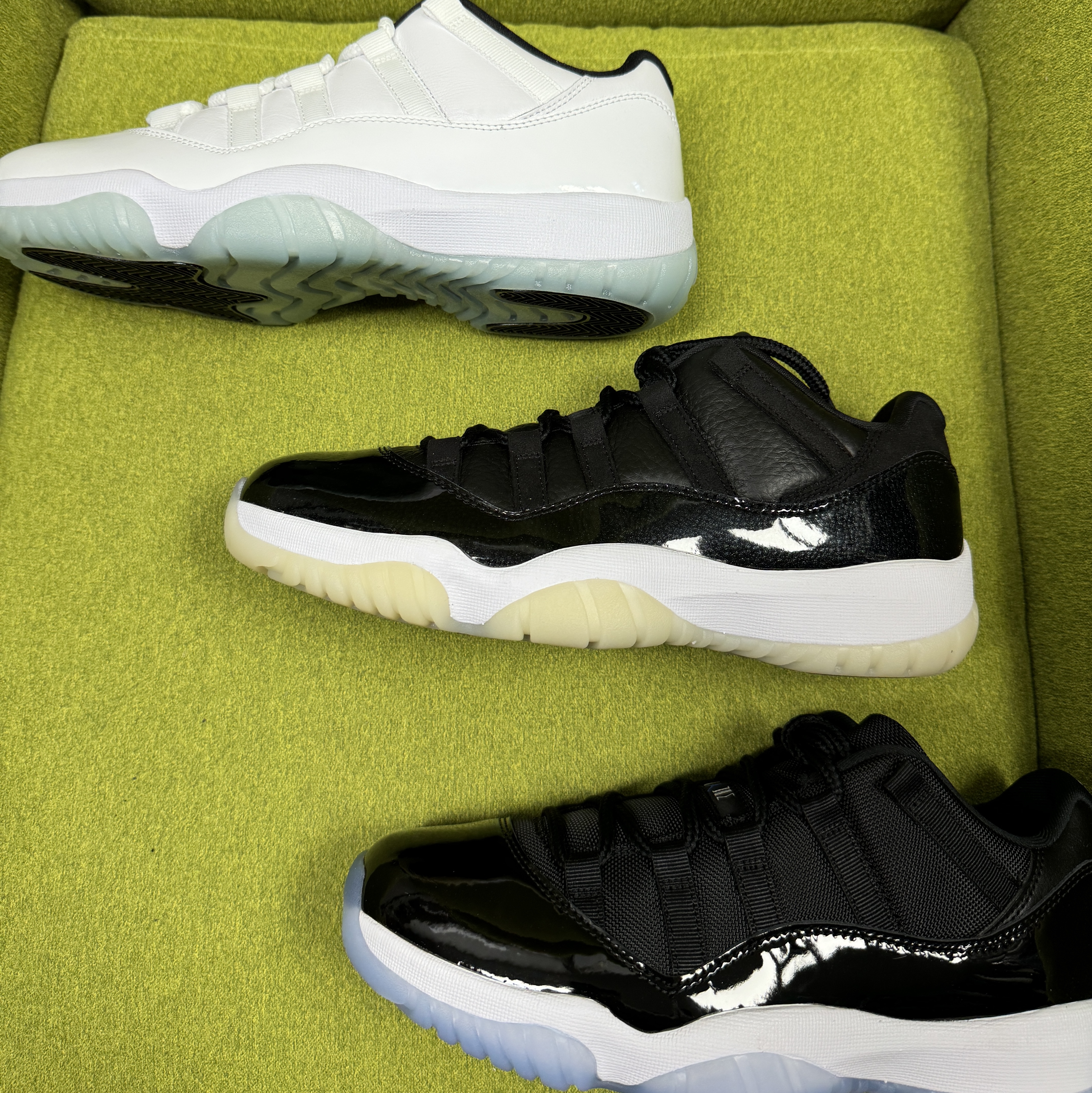 Jordan 11 Retro Low Black and Varsity Royal 착용 스타일 - 2