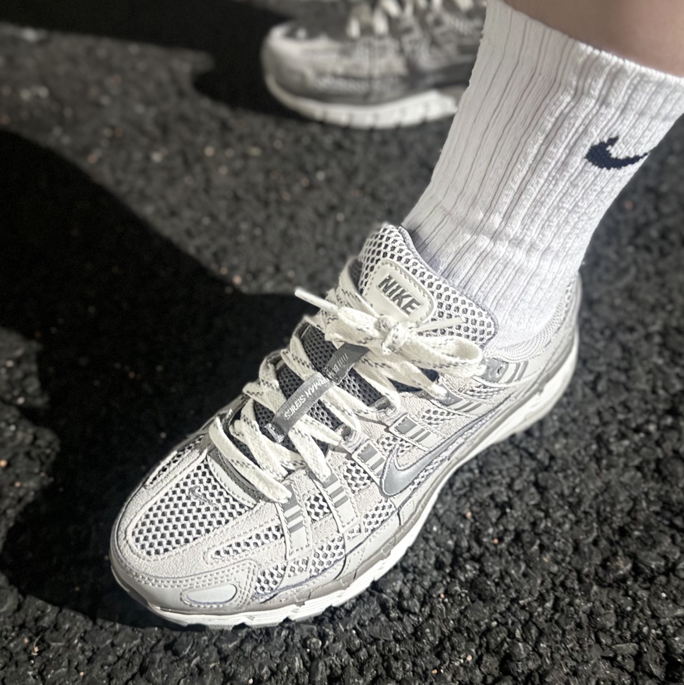Nike P-6000 PRM Light Iron Ore 착용 스타일