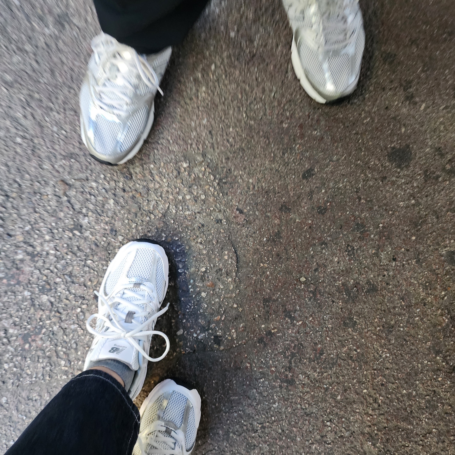 New Balance 530 Grey Matter Silver Metallic 착용 스타일 - 2