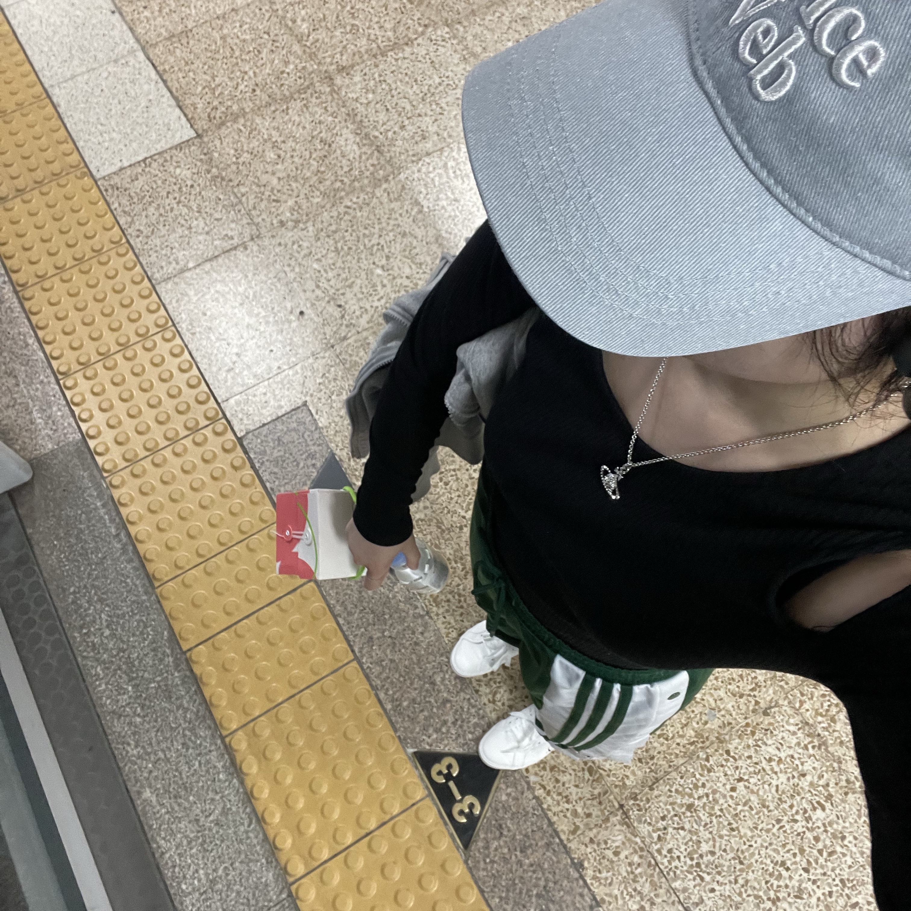 Adidas Adibreak Track Pants Mineral Green - KR Sizing, Vivienne Westwood Mini Bas Relief Pendant Silver 착용 스타일 - 2