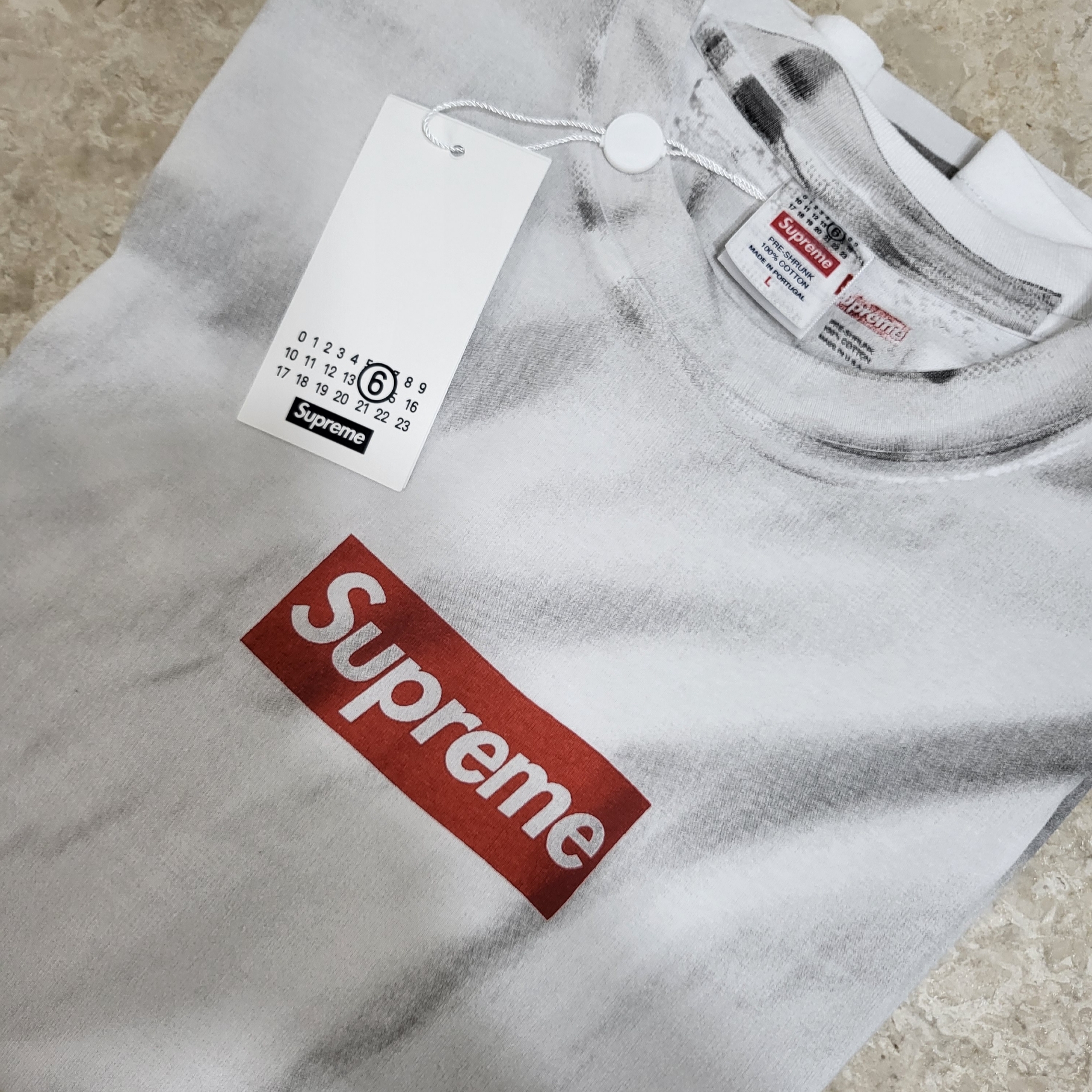 Supreme x MM6 Maison Margiela Box Logo T-Shirt White - 24SS, Adidas Yeezy Foam RNNR MXT Moon Gray 착용 스타일 - 2