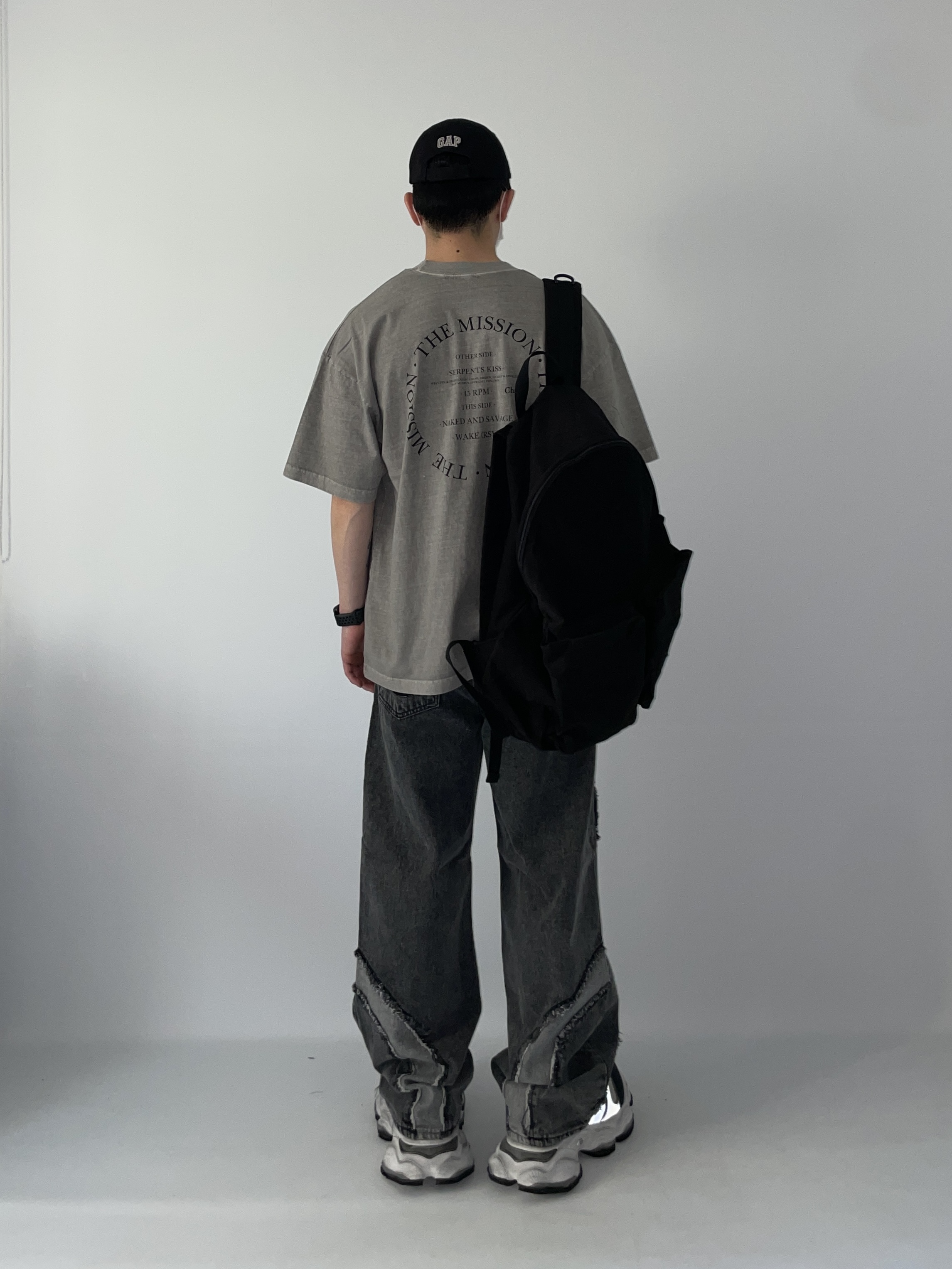 발렌시아가 카고 스니커즈 화이트 그레이, 이지 갭 엔지니어드 바이 발렌시아가 플레임 캡 블랙 착용 스타일 - 4