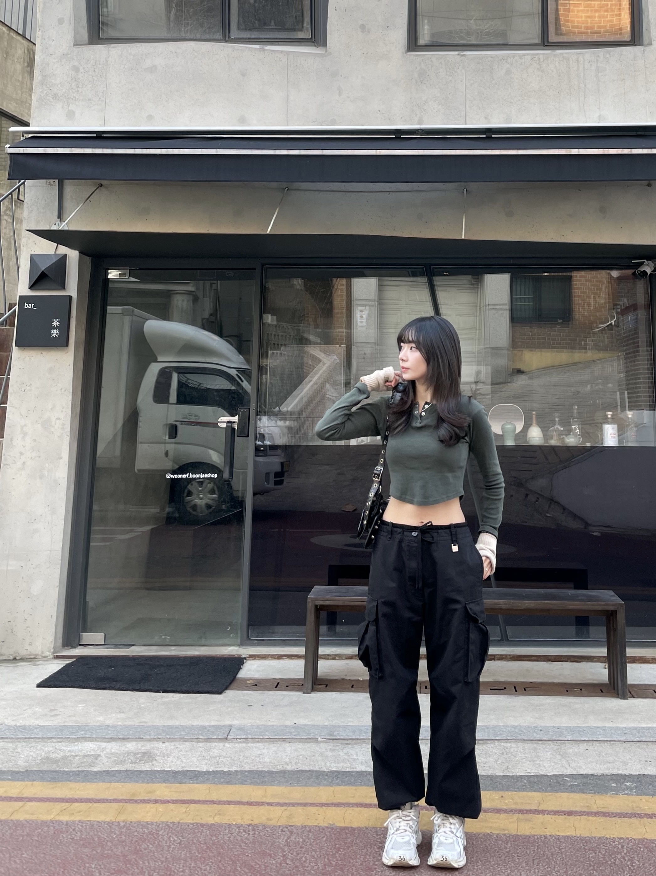 Balenciaga Arena Lambskin Le Cagole XS Shoulder Bag Black, (W) Balenciaga Runner Sneakers White 착용 스타일