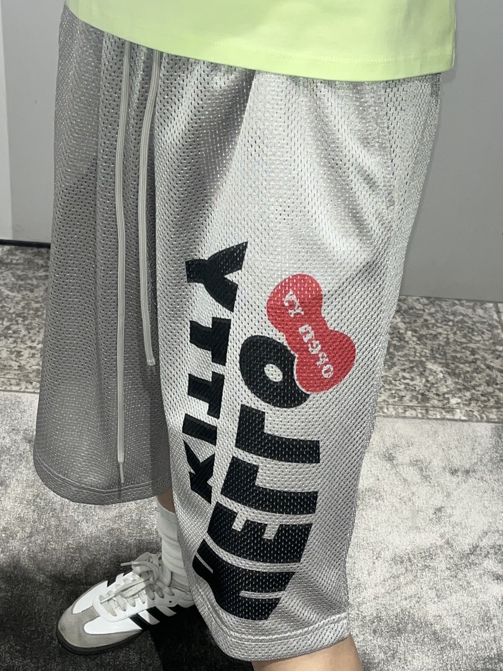 Open Yy x Hello Kitty Mesh Shorts Gray, Open Yy x Hello Kitty Mesh Shorts Black 착용 스타일 - 4