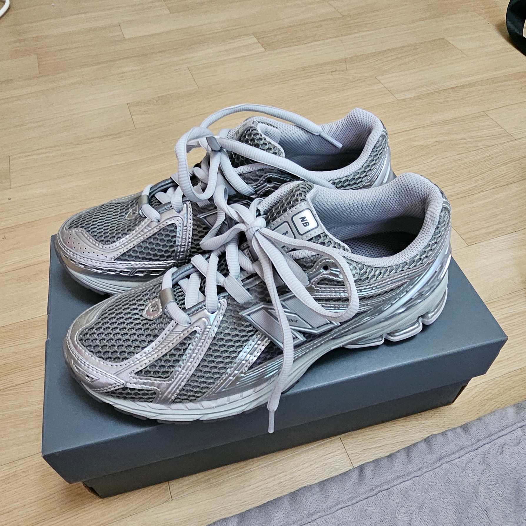 New Balance 1906R Harbor Grey Silver Metalic 착용 스타일 - 1