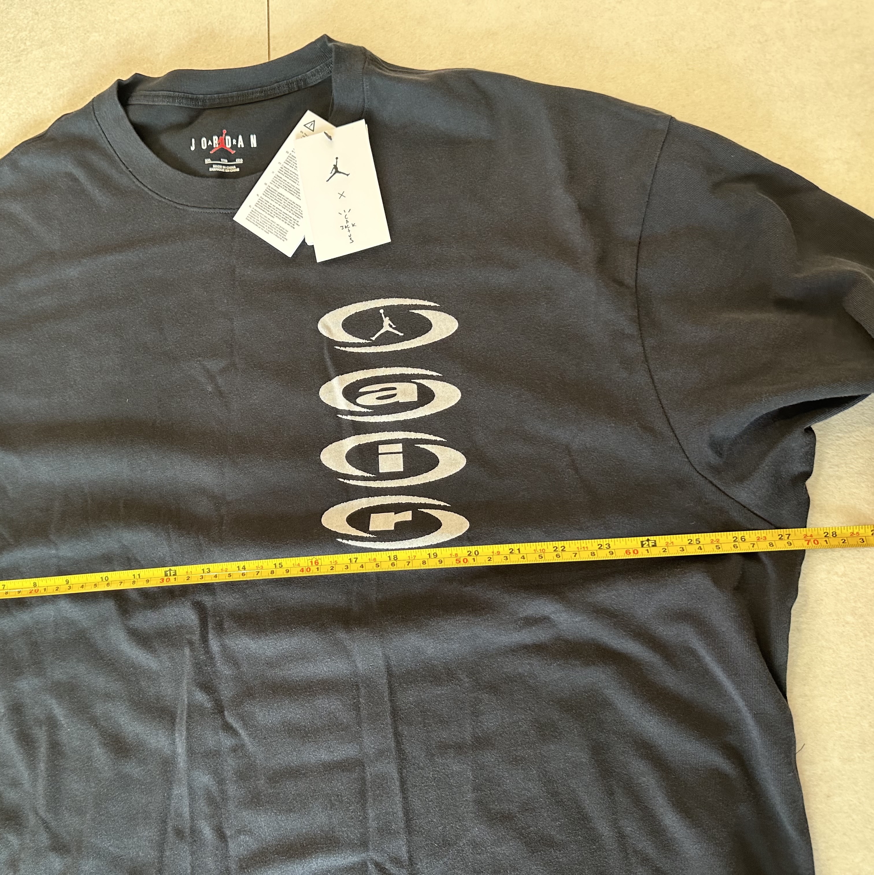 Jordan x Travis Scott T-Shirts Black (DZ5514-011) 착용 스타일 - 3
