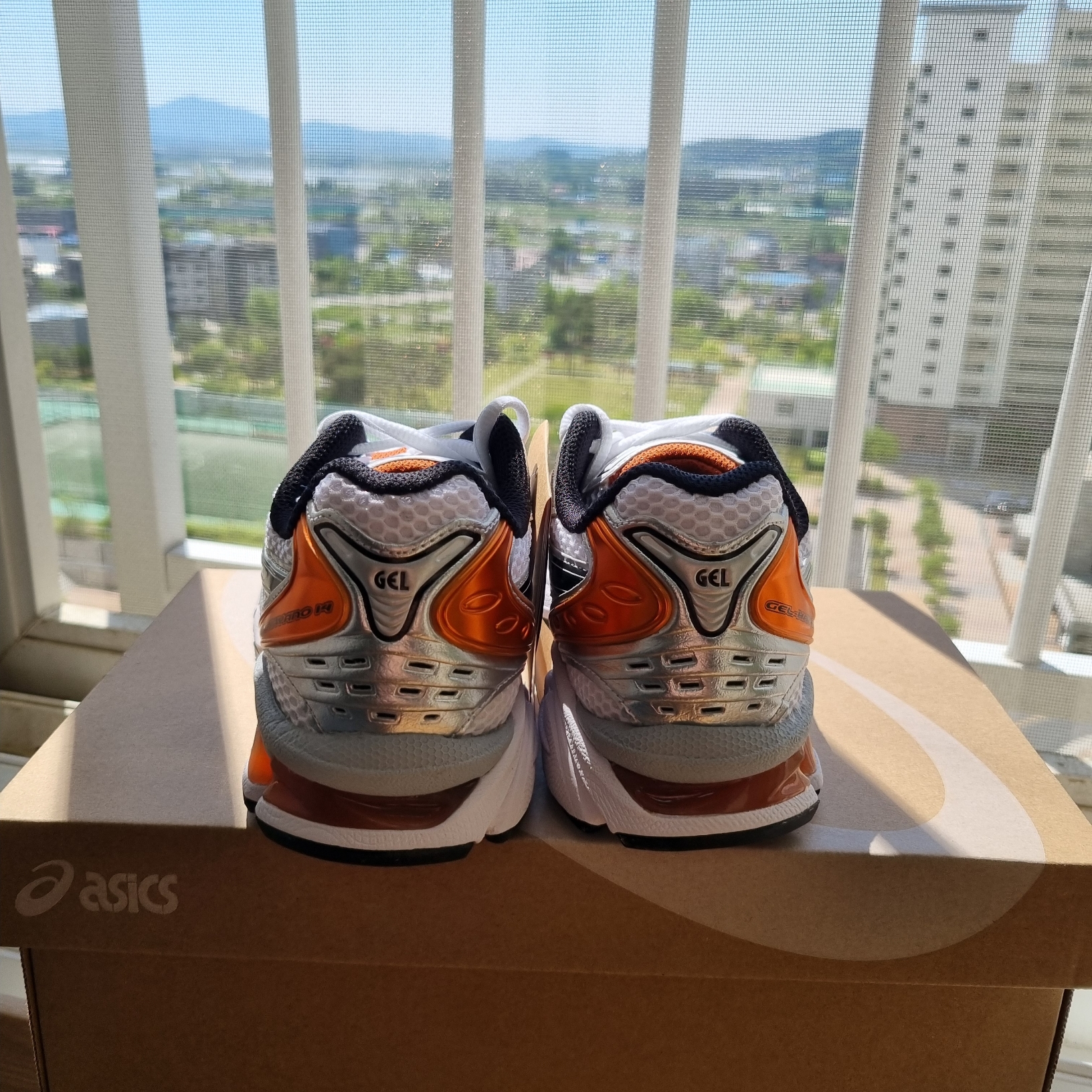 Asics Gel-Kayano 14 White Piquant Orange 착용 스타일 - 3