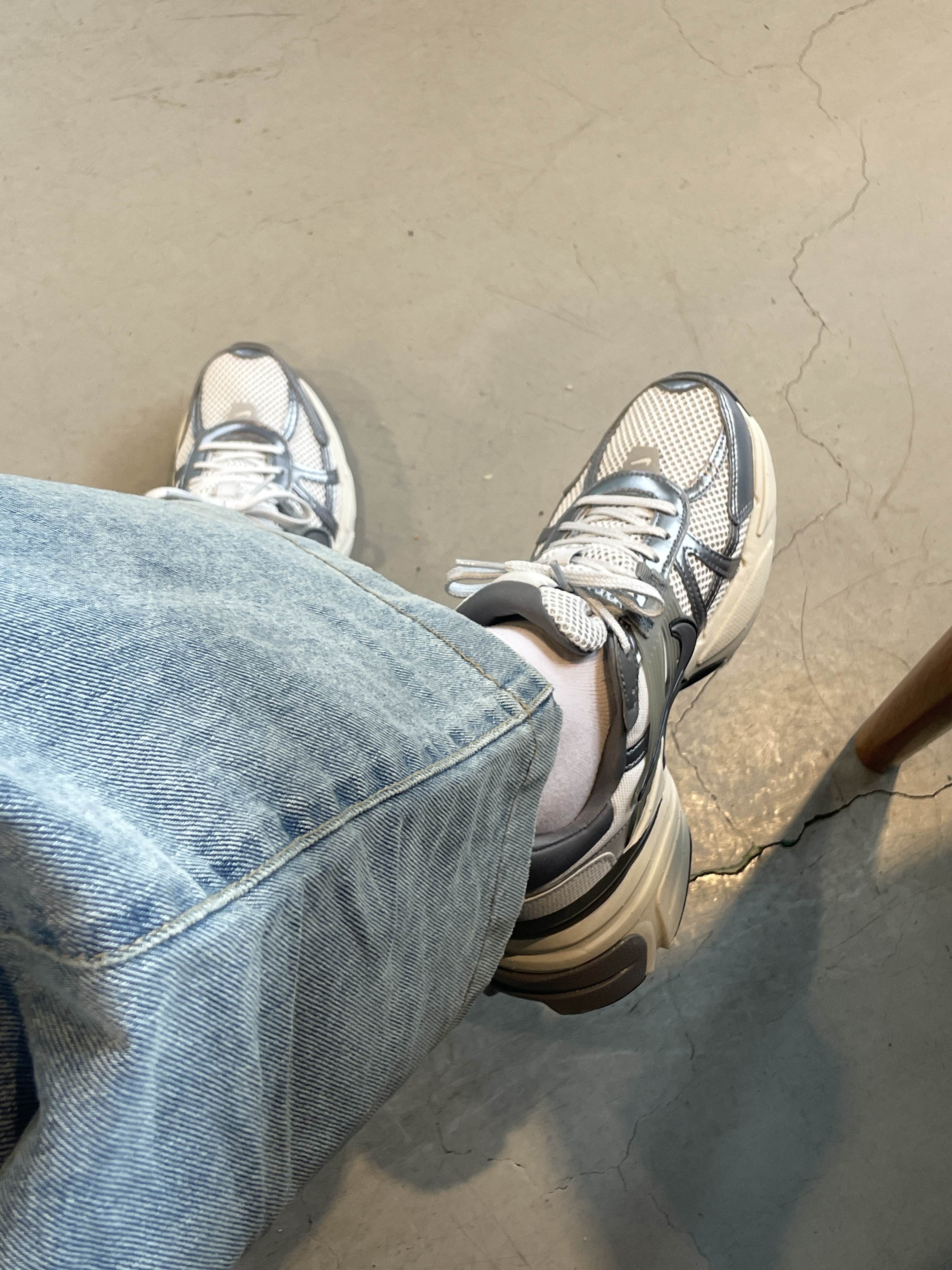 Nike V2K Run Pure Platinum Wolf Grey 착용 스타일 - 4