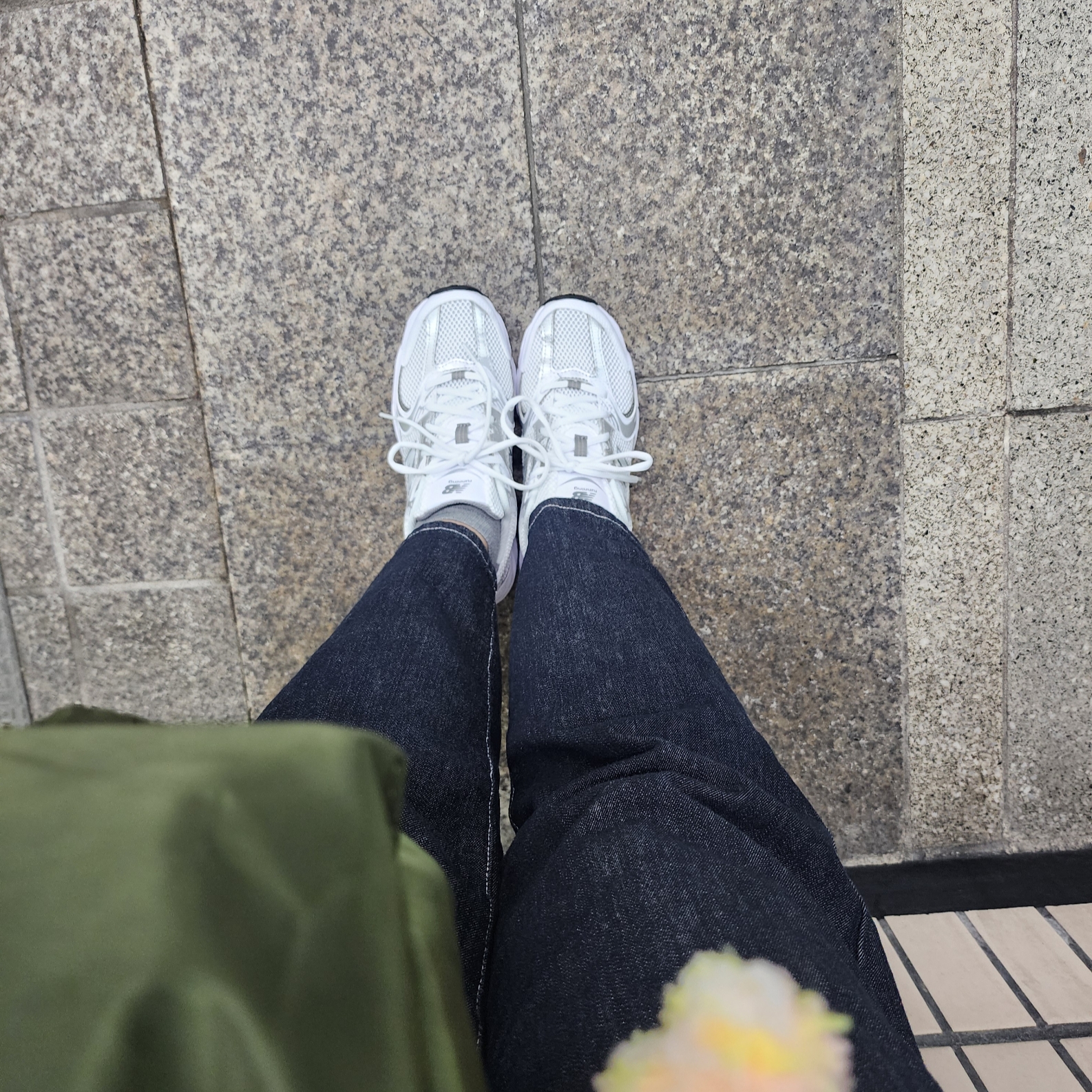 New Balance 530 White Silver 착용 스타일 - 1