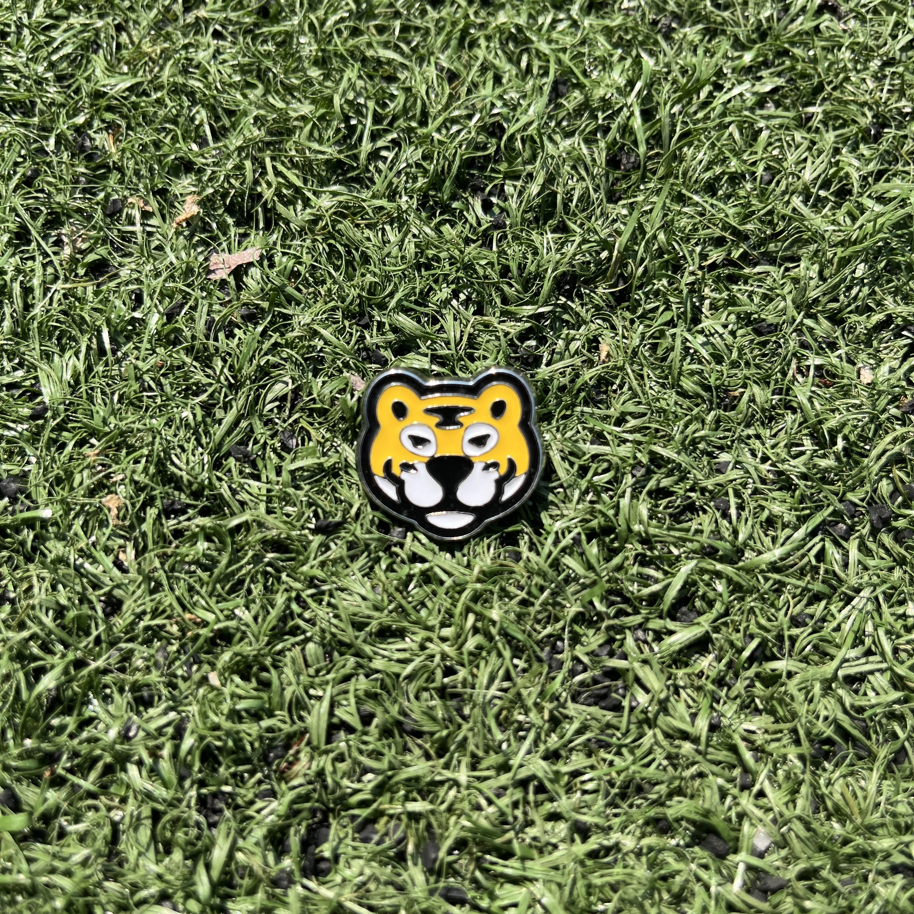 Human Made Animal Pin #1 White - Offline Store Exclusive, Human Made Animal Pin #1 Yellow - Offline Store Exclusive 착용 스타일 - 2