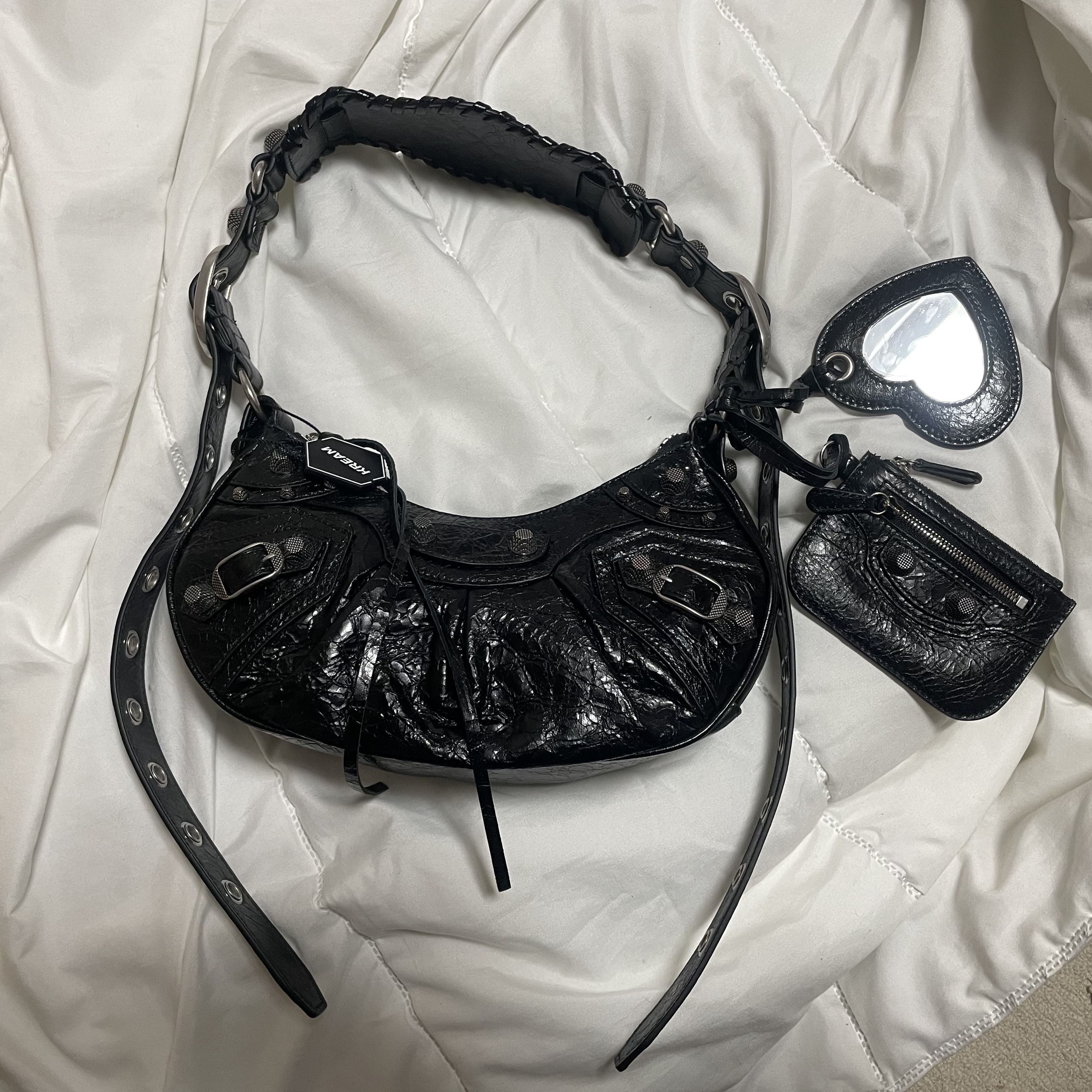 Balenciaga Arena Lambskin Le Cagole XS Shoulder Bag Black 착용 스타일