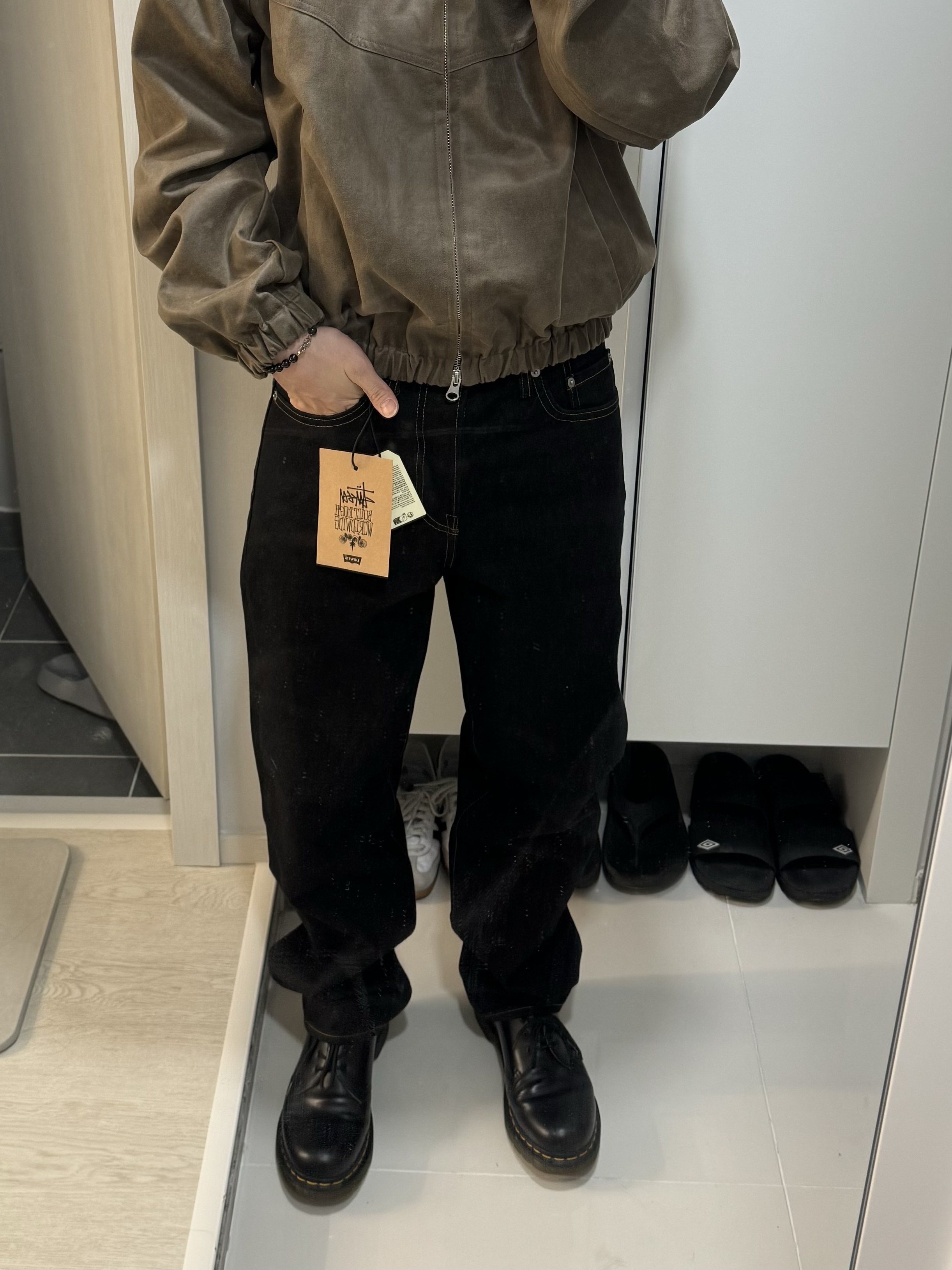 Stussy x Levi's Crispy Rinse 568 Jean Black 착용 스타일