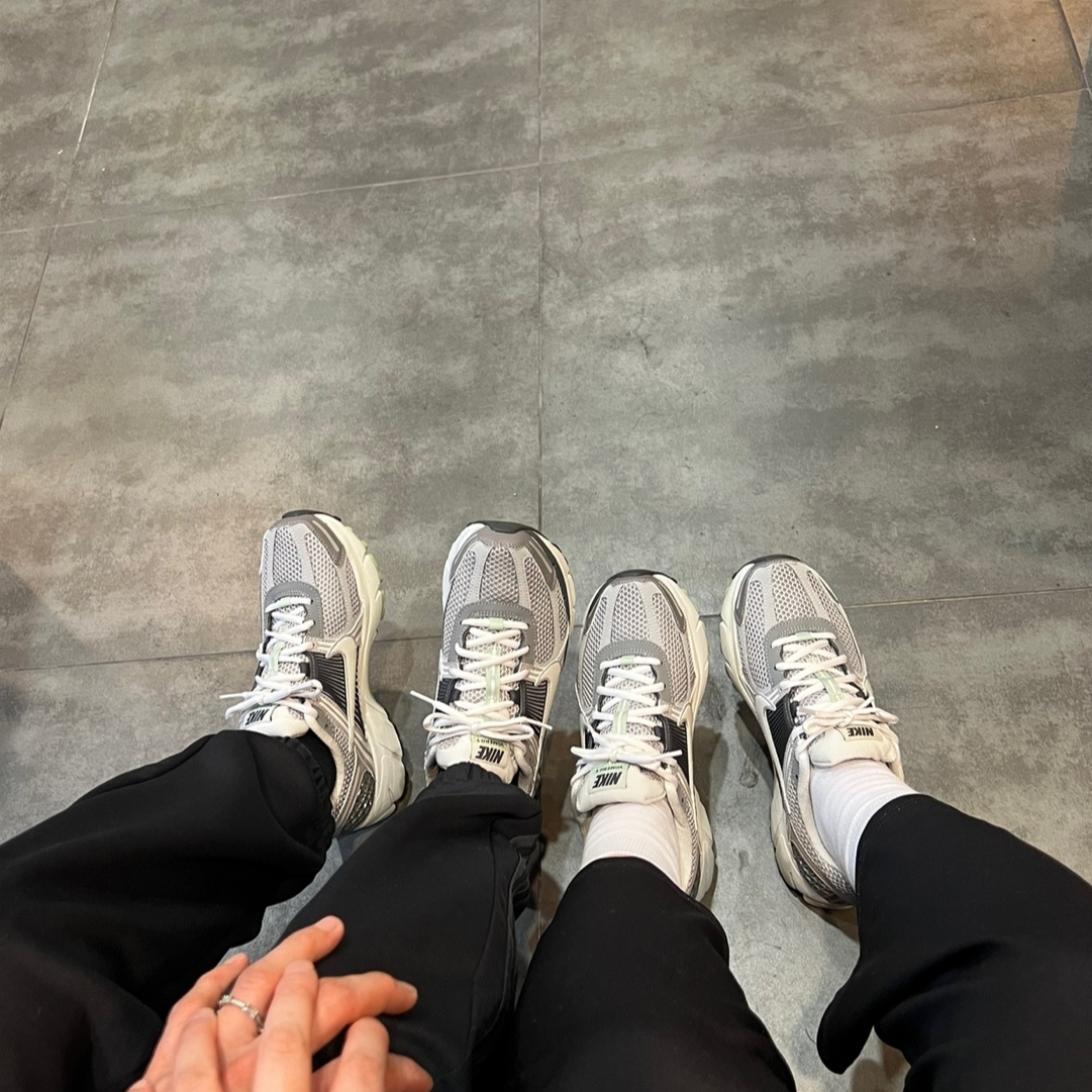 (W) Nike Zoom Vomero 5 Cobblestone and Flat Pewter 착용 스타일