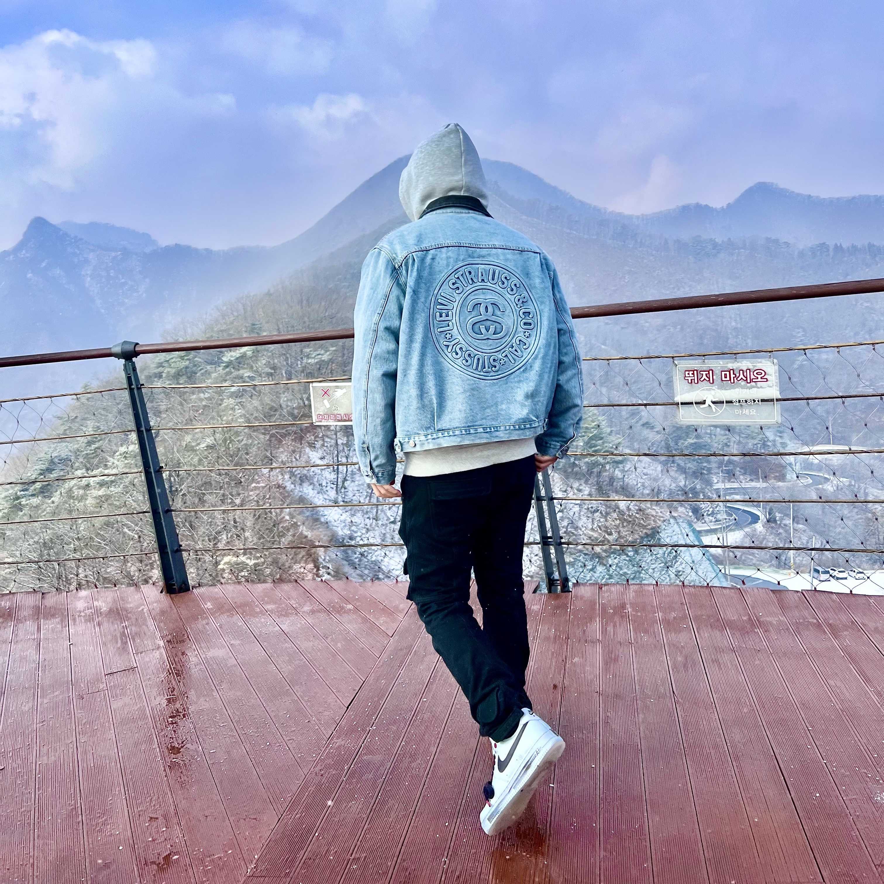 Stussy x Levi's Embossed Trucker Jacket Indigo, Nike x Peaceminusone Air Force 1 Low Para-Noise 2.0 착용 스타일