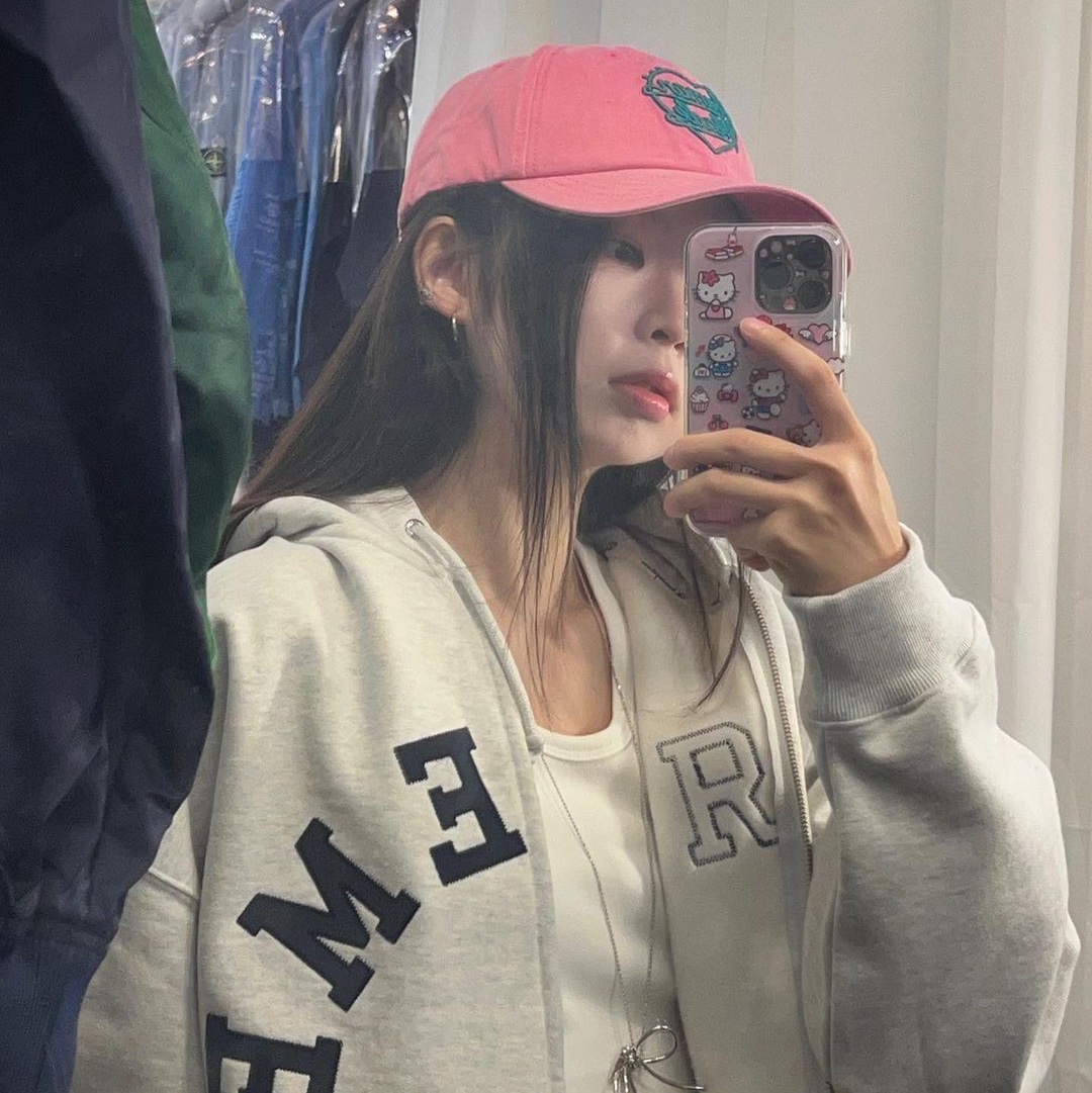 Supreme x Champion Zip Up Hooded Sweatshirt Ash Grey - 24SS, Human Made 6 Panel Cap #1 Pink 착용 스타일 - 2