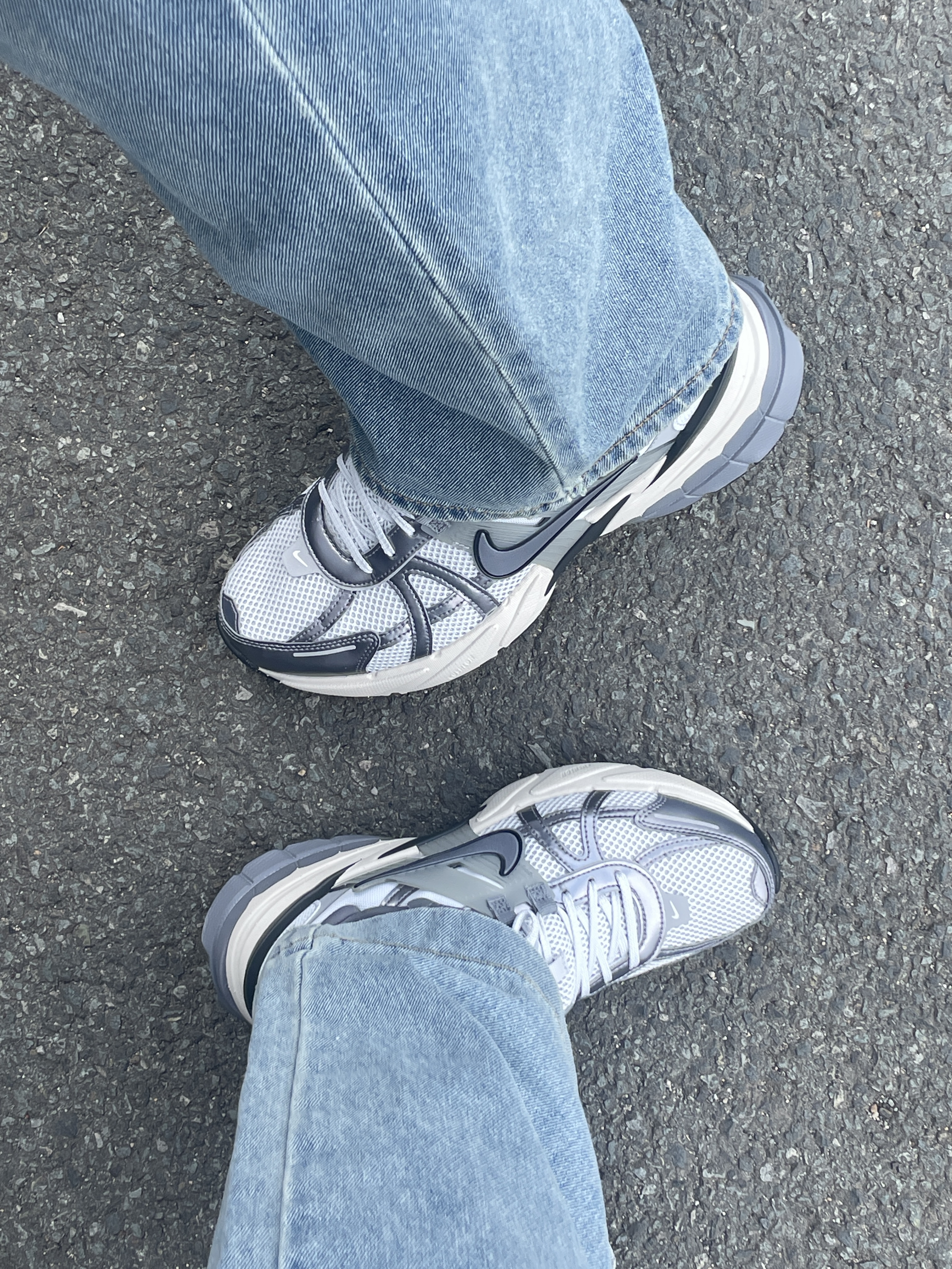Nike V2K Run Pure Platinum Wolf Grey 착용 스타일 - 1