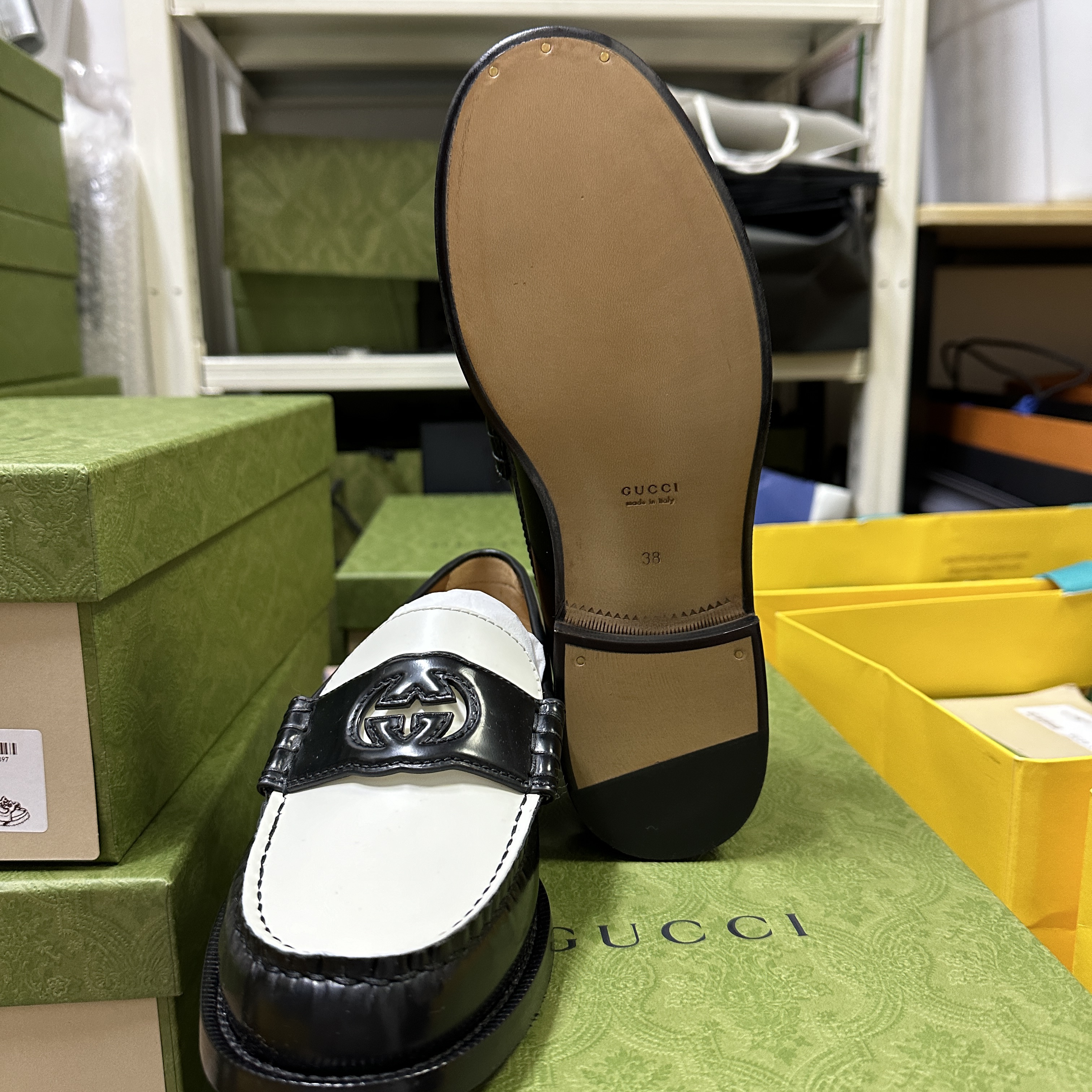 (W) Gucci Interlocking G Loafer Black White Leather 착용 스타일 - 4