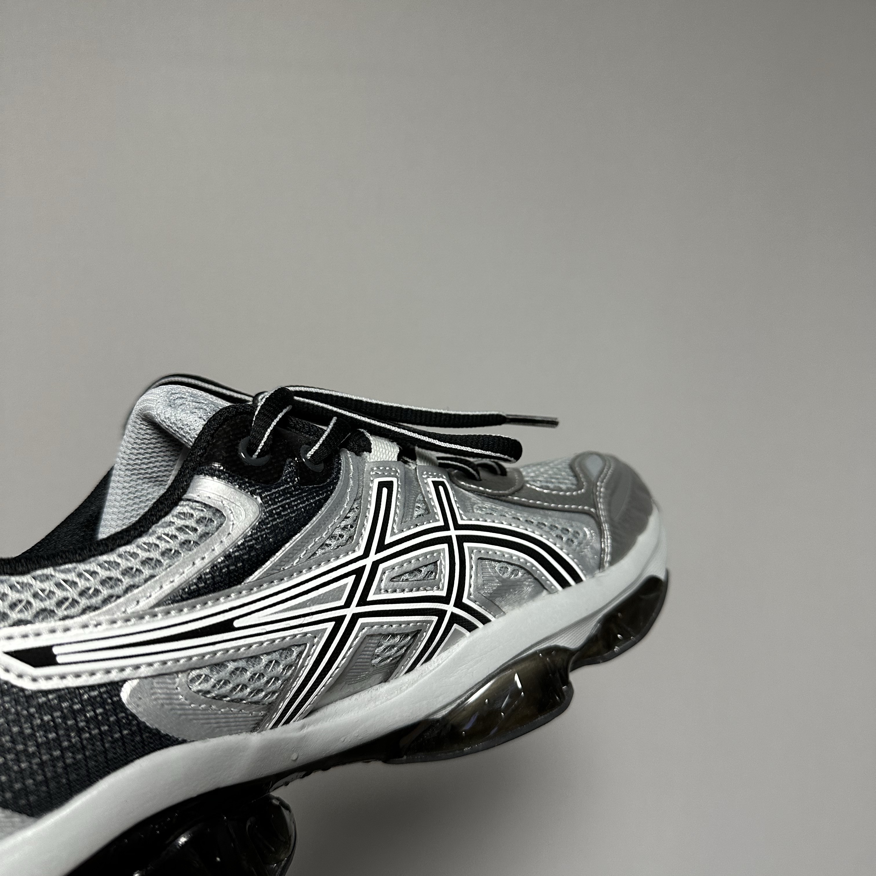 Asics Gel-Quantum Kinetic Mid Grey Pure Silver 착용 스타일 - 4