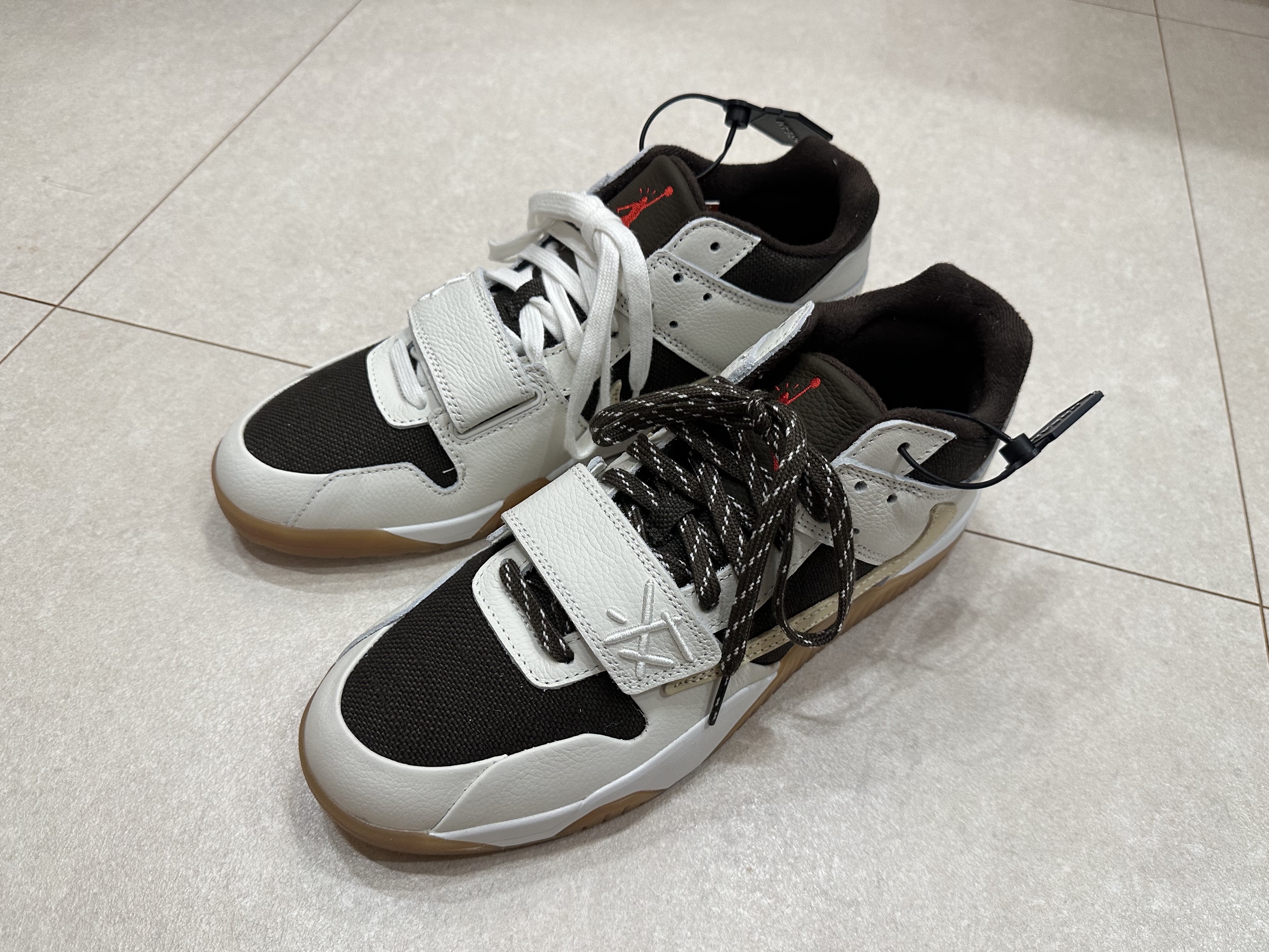 Jordan x Travis Scott Jumpman Jack TR Sail and Dark Mocha, Jordan x Travis Scott T-Shirts Black (DZ5514-011) 착용 스타일 - 1
