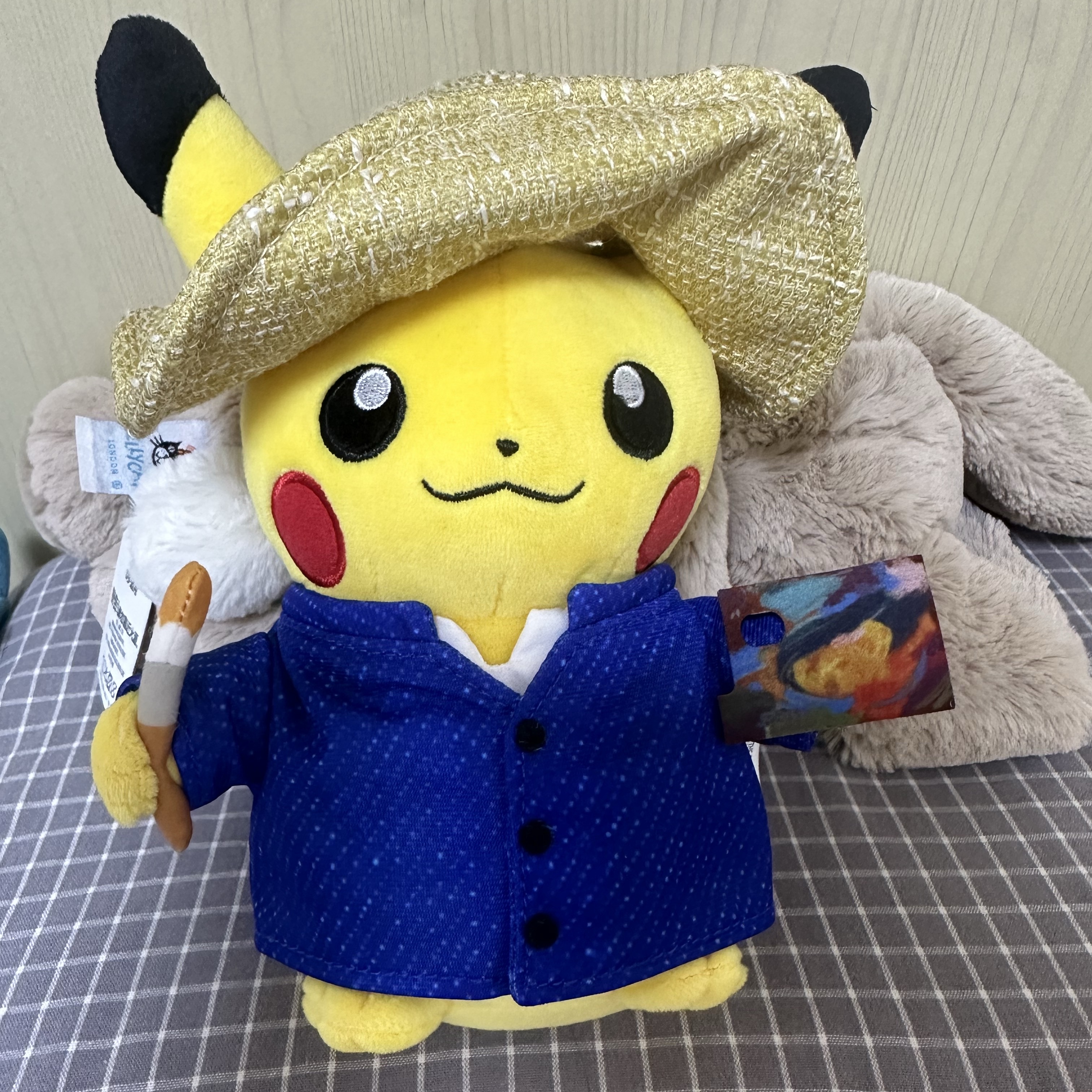 Pokemon Center x Van Gogh Museum Pikachu Plush 착용 스타일