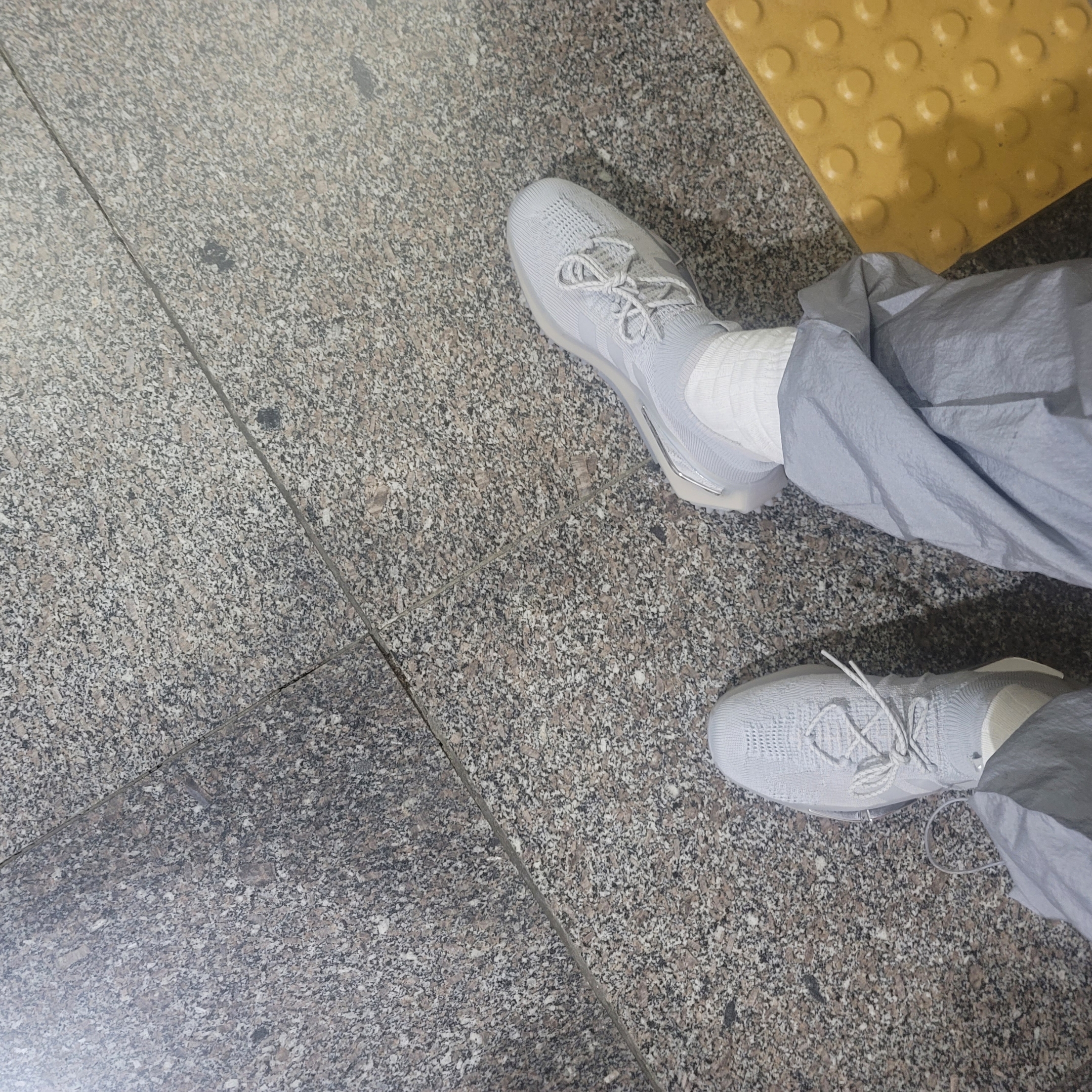 Adidas NMD S1 Grey Two Silver Metallic 착용 스타일 - 3