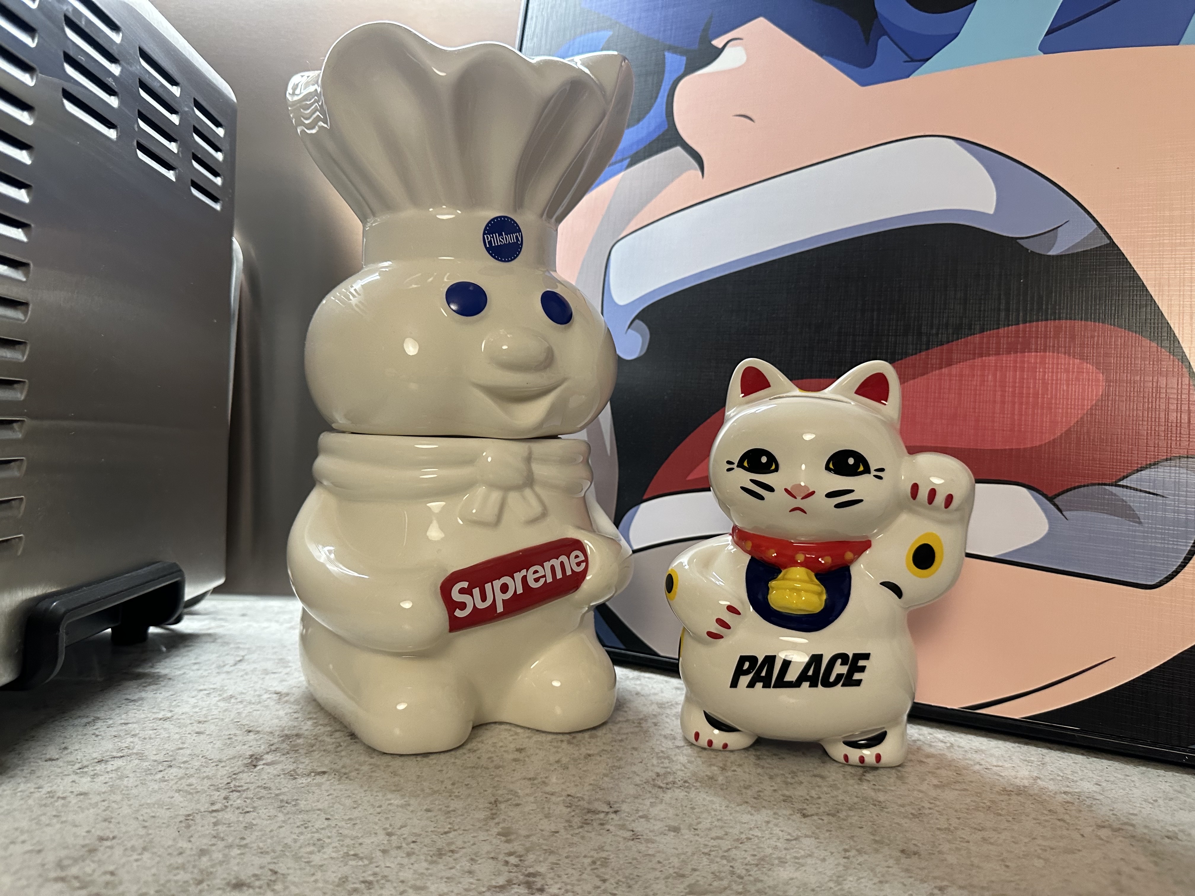 Palace Font Ceramic Dog Bowl Blue - 24SS, Palace Lucky Cat Money Bank White - 24SS 착용 스타일 - 2