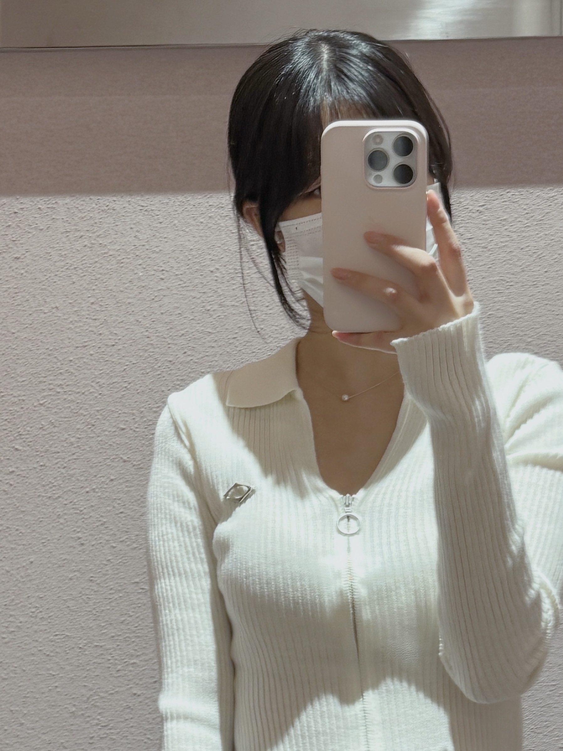 (W) Mischief Knitted Long Sleeve Shirt White 착용 스타일