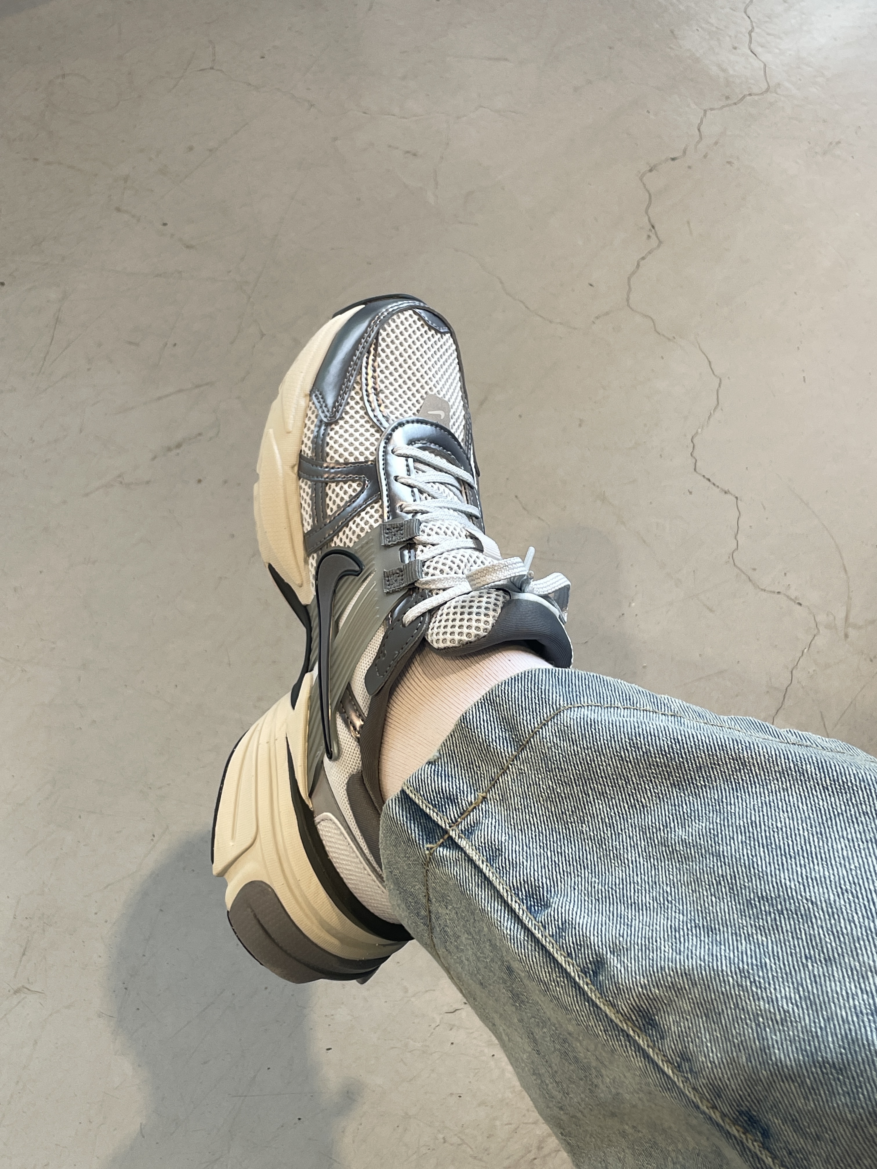 Nike V2K Run Pure Platinum Wolf Grey 착용 스타일 - 3