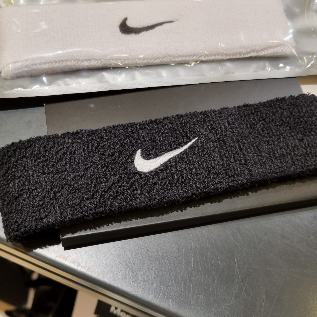 Nike Swoosh Headband Black 착용 스타일 - 2