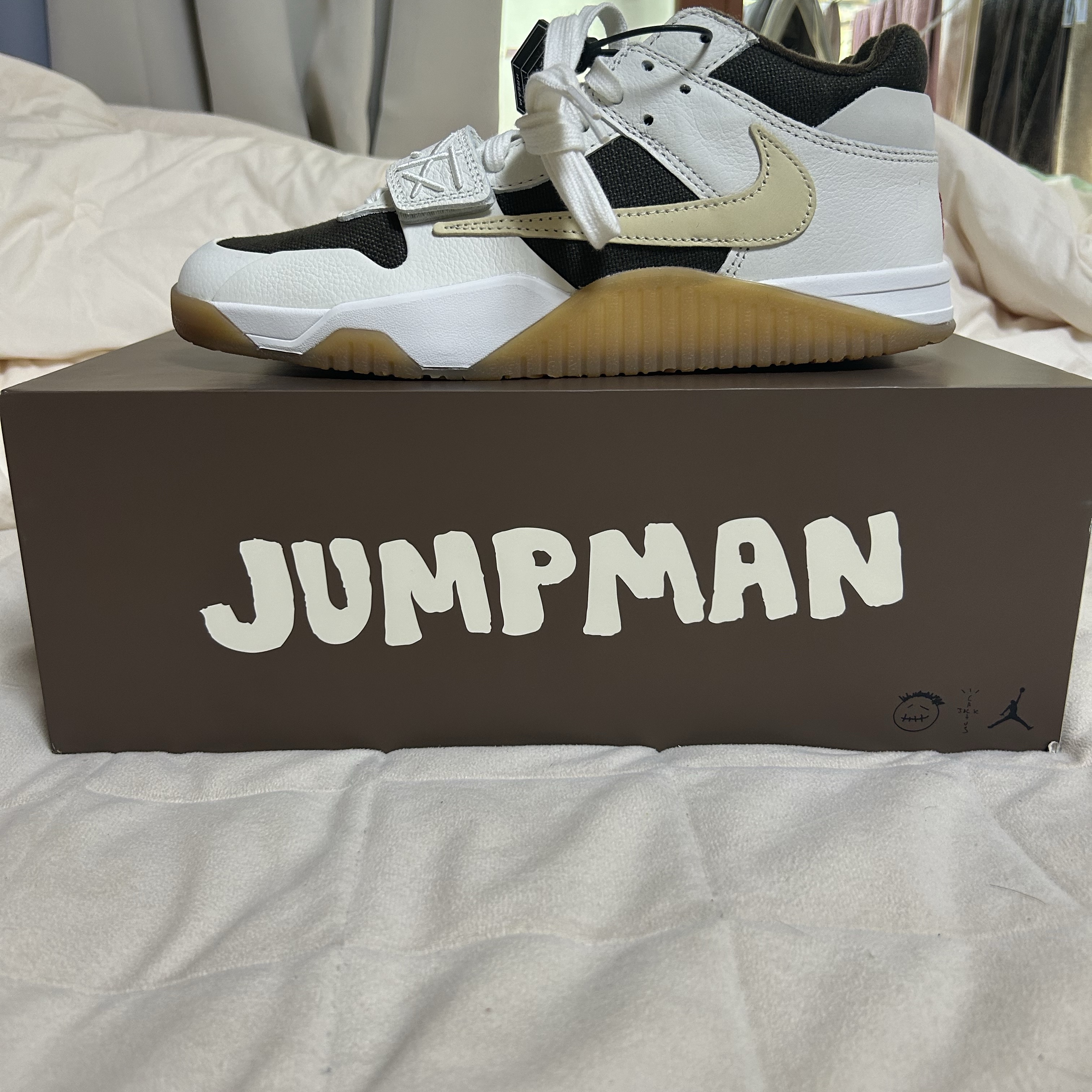Jordan x Travis Scott Jumpman Jack TR Sail and Dark Mocha 착용 스타일 - 1