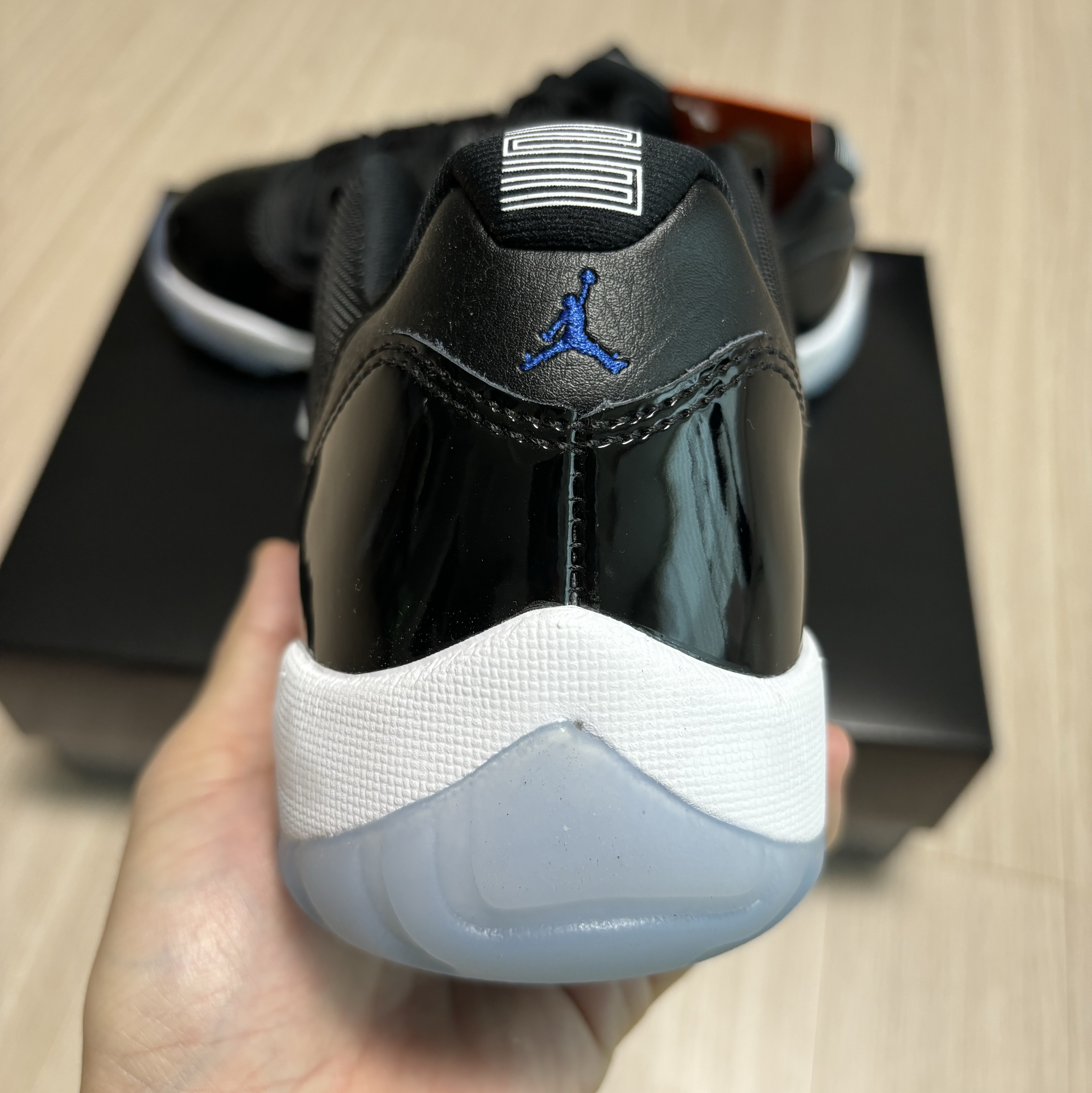 Jordan 11 Retro Low Black and Varsity Royal 착용 스타일 - 3