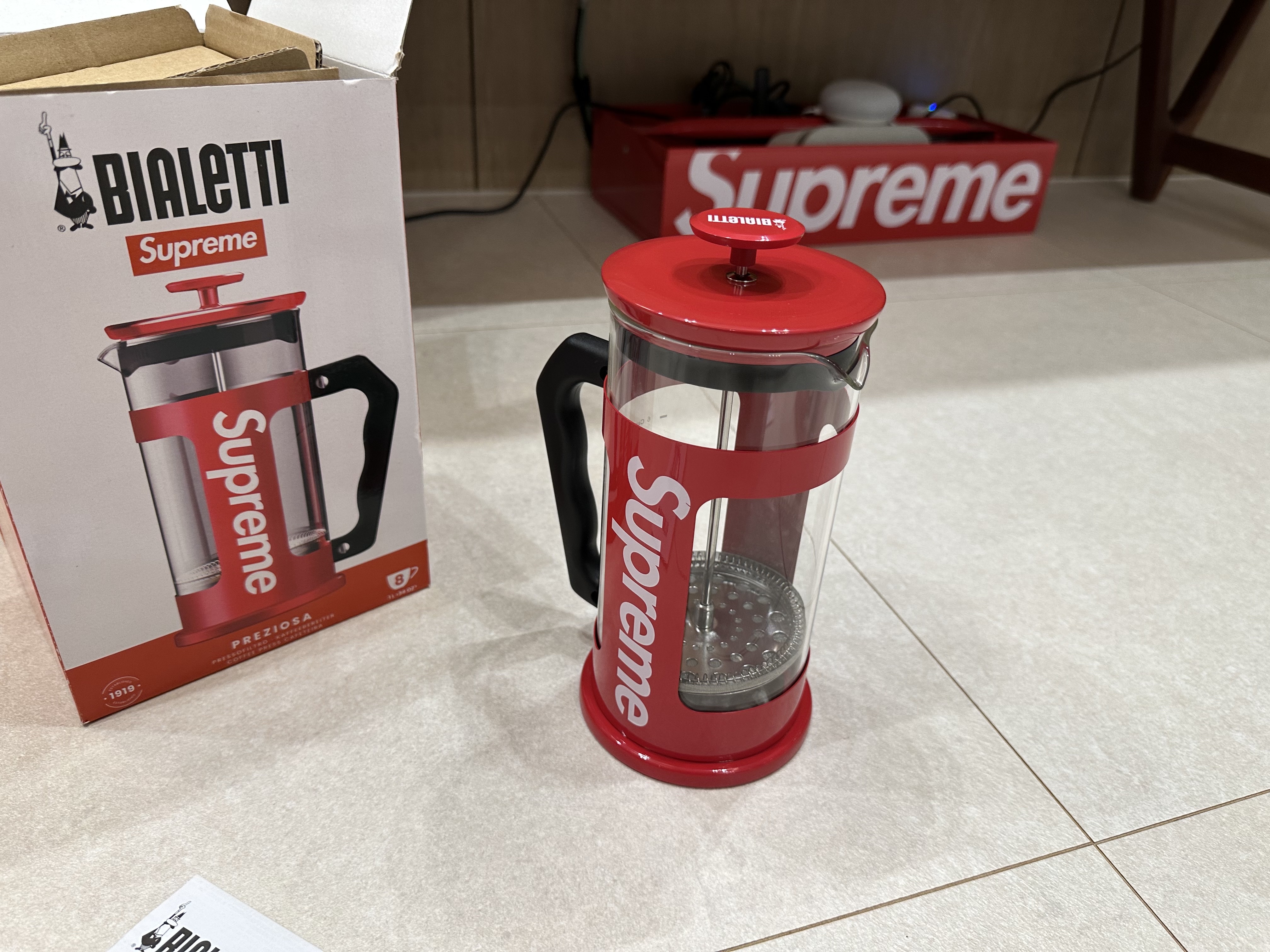 Supreme x Bialetti 8-Cup French Press Red - 24SS 착용 스타일 - 1