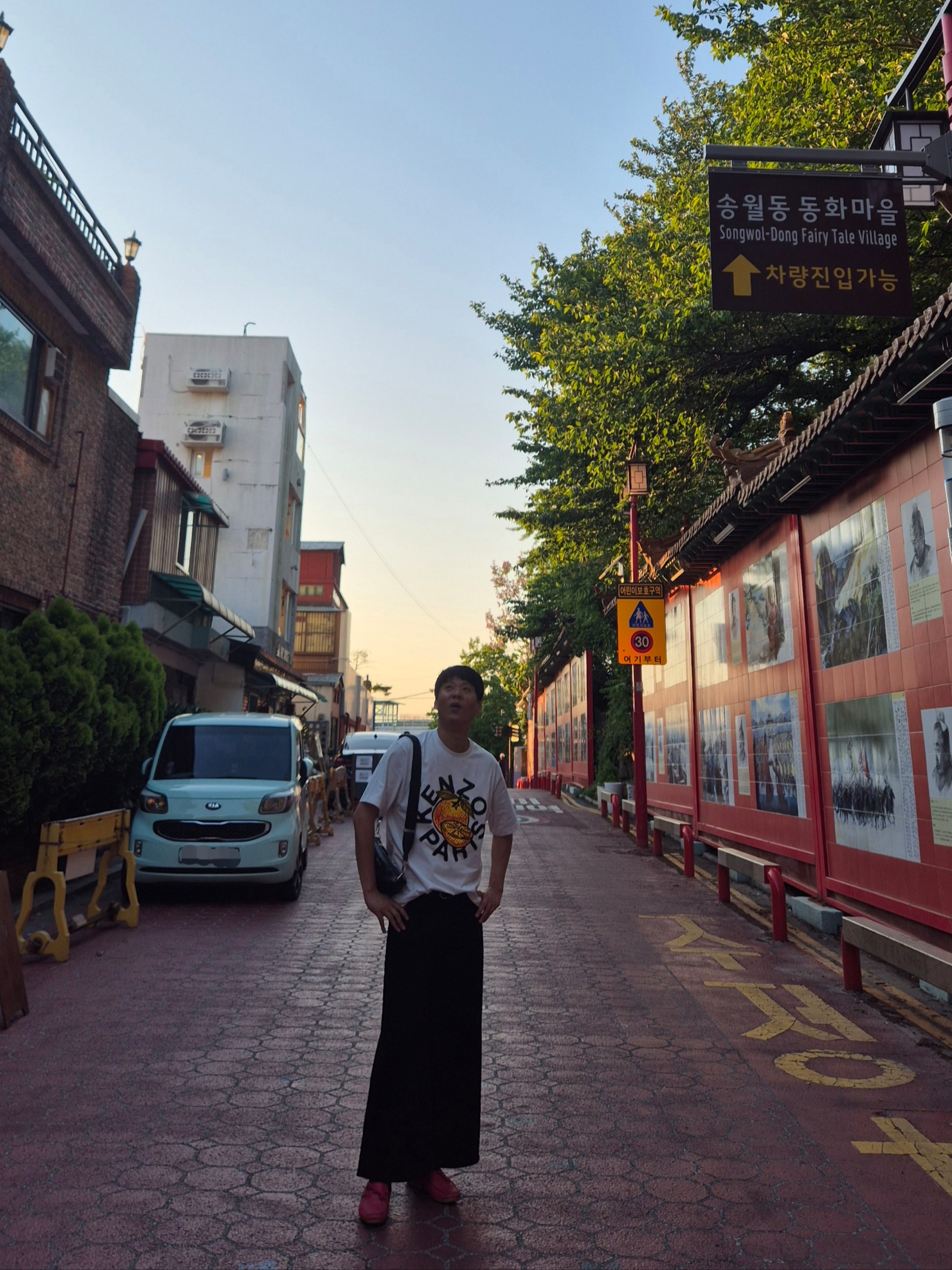 Kenzo Orange Classic T-Shirt Off White, Prada Triangle Leather Bag Black 착용 스타일 - 4