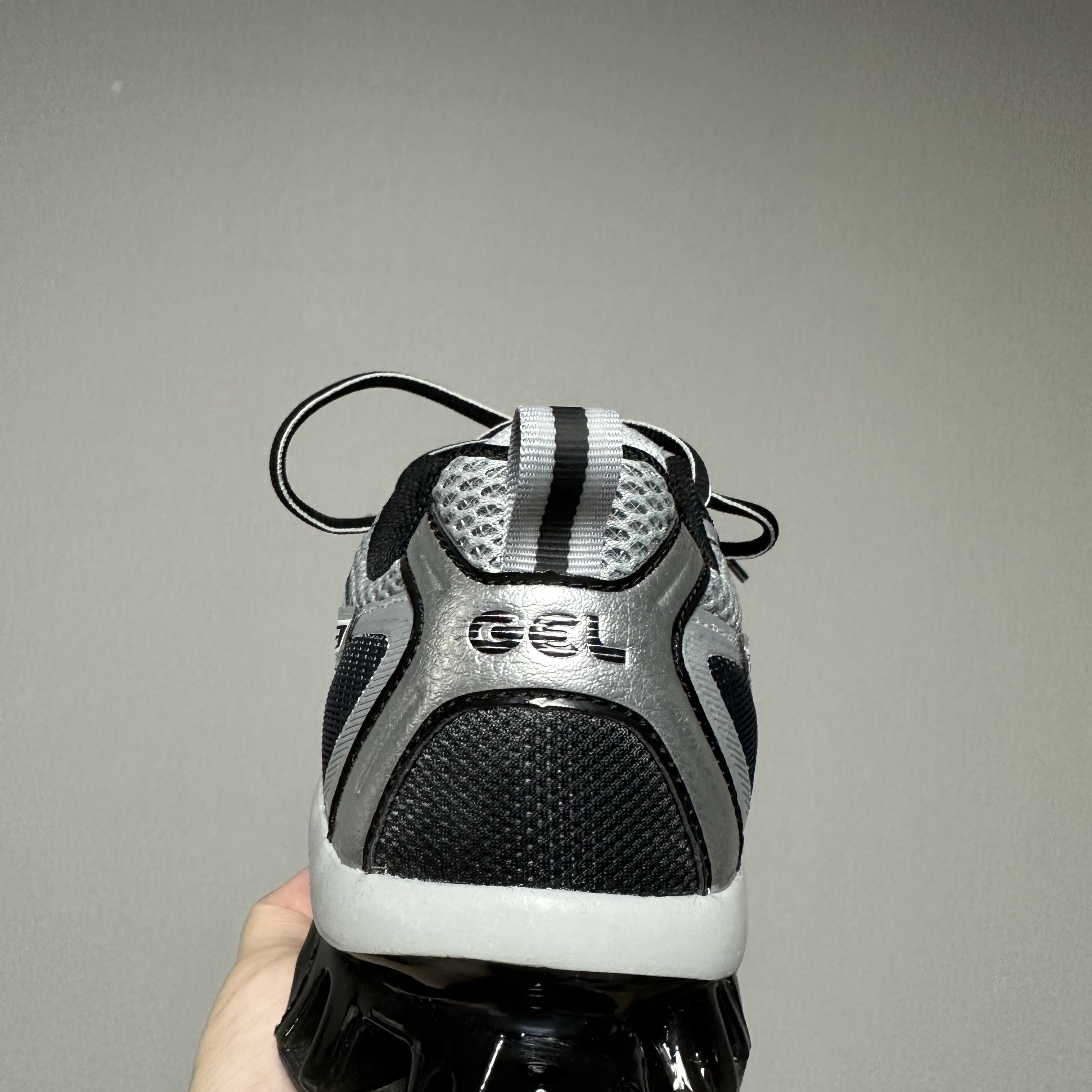 Asics Gel-Quantum Kinetic Mid Grey Pure Silver 착용 스타일 - 2