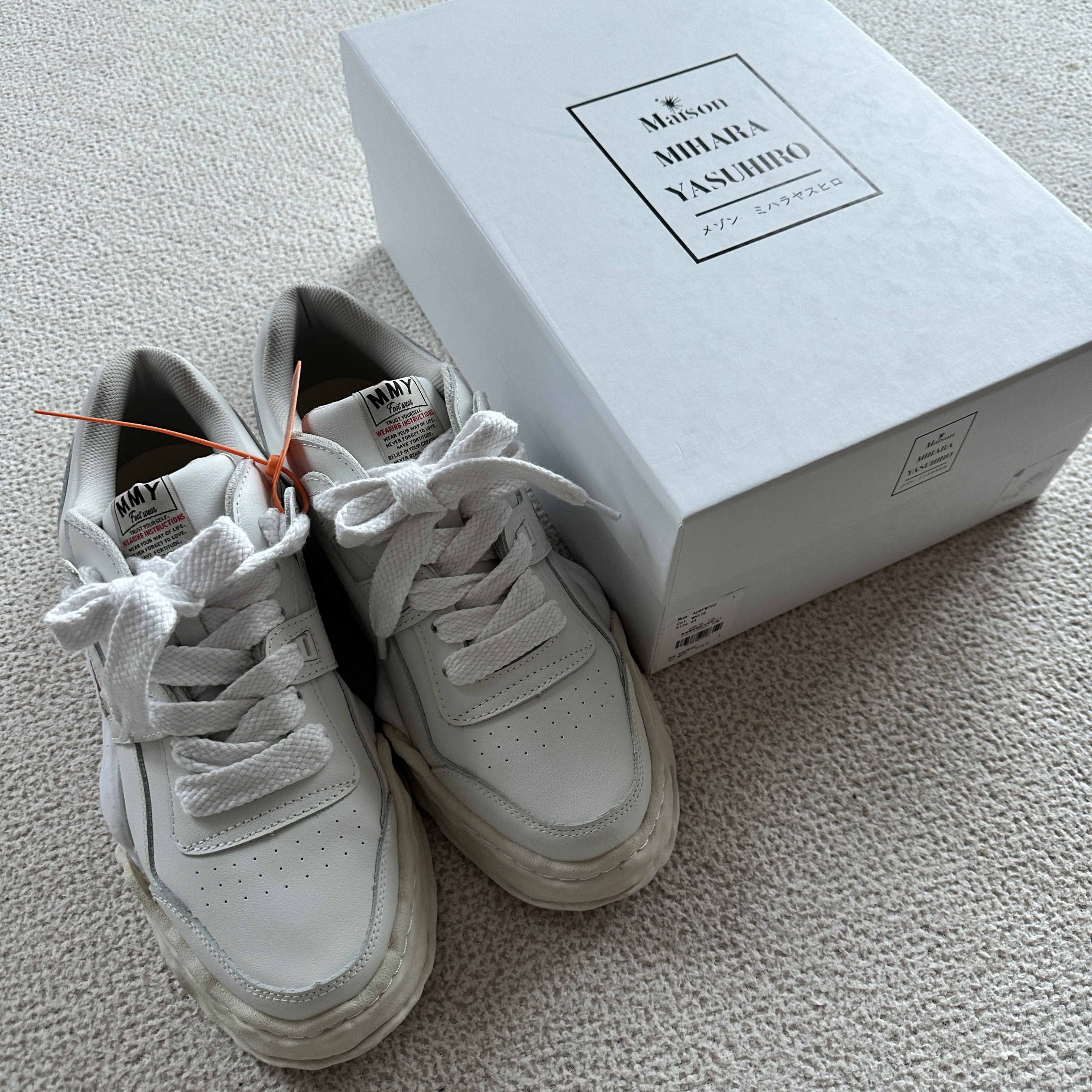 Maison Mihara Yasuhiro Parker OG Sole Leather Low-top Sneakers White 착용 스타일 - 3